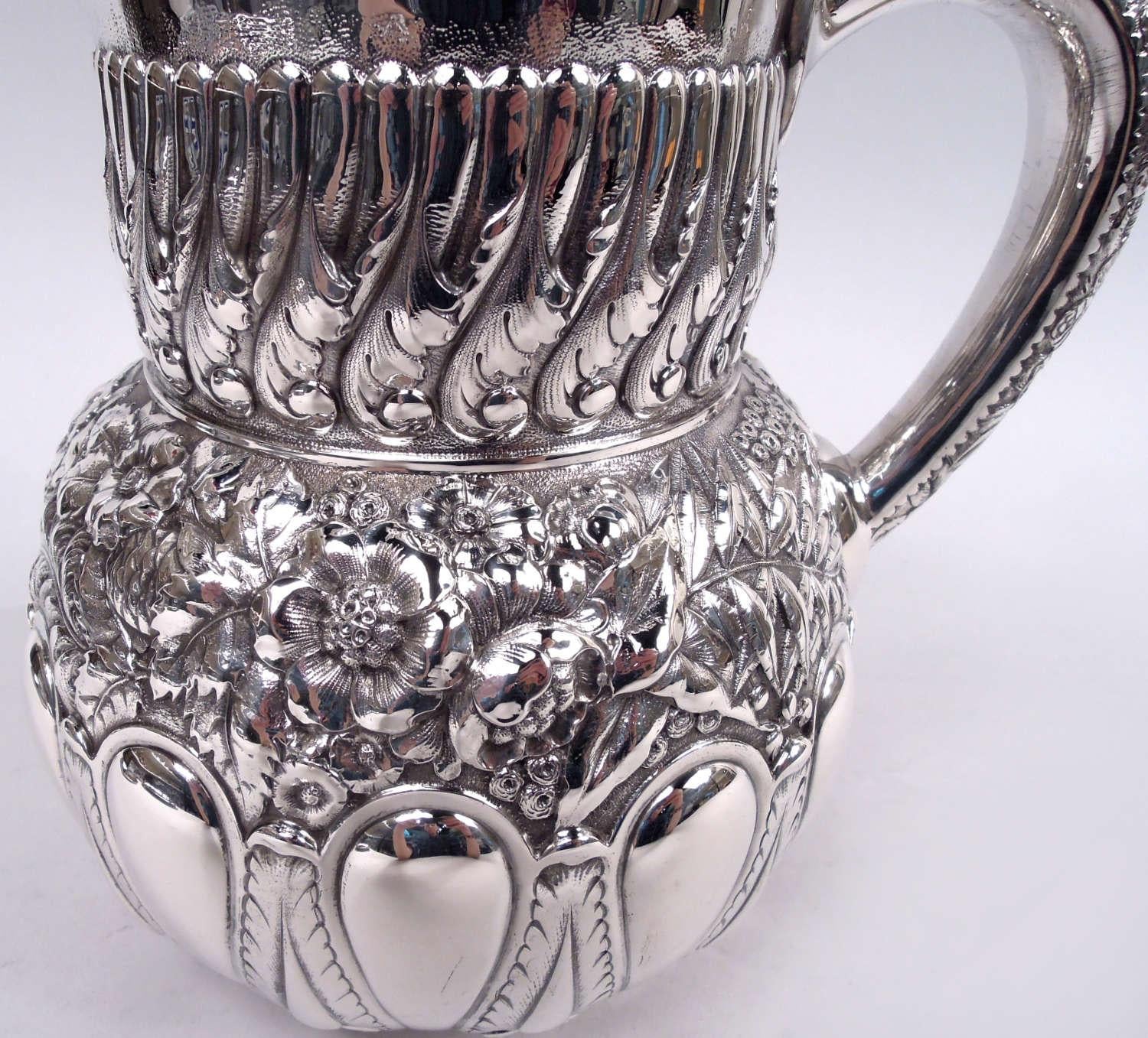 Jarra de agua de plata de ley con repujado clásico victoriano Tiffany Repujado en venta