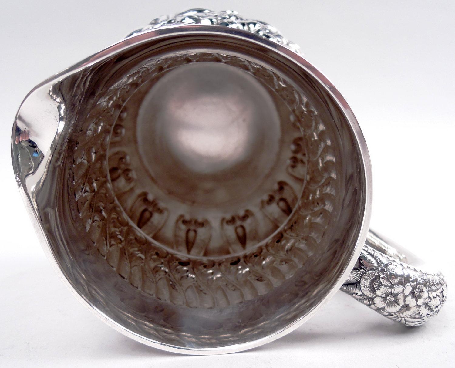 Jarra de agua de plata de ley con repujado clásico victoriano Tiffany en Bueno estado para la venta en New York, NY