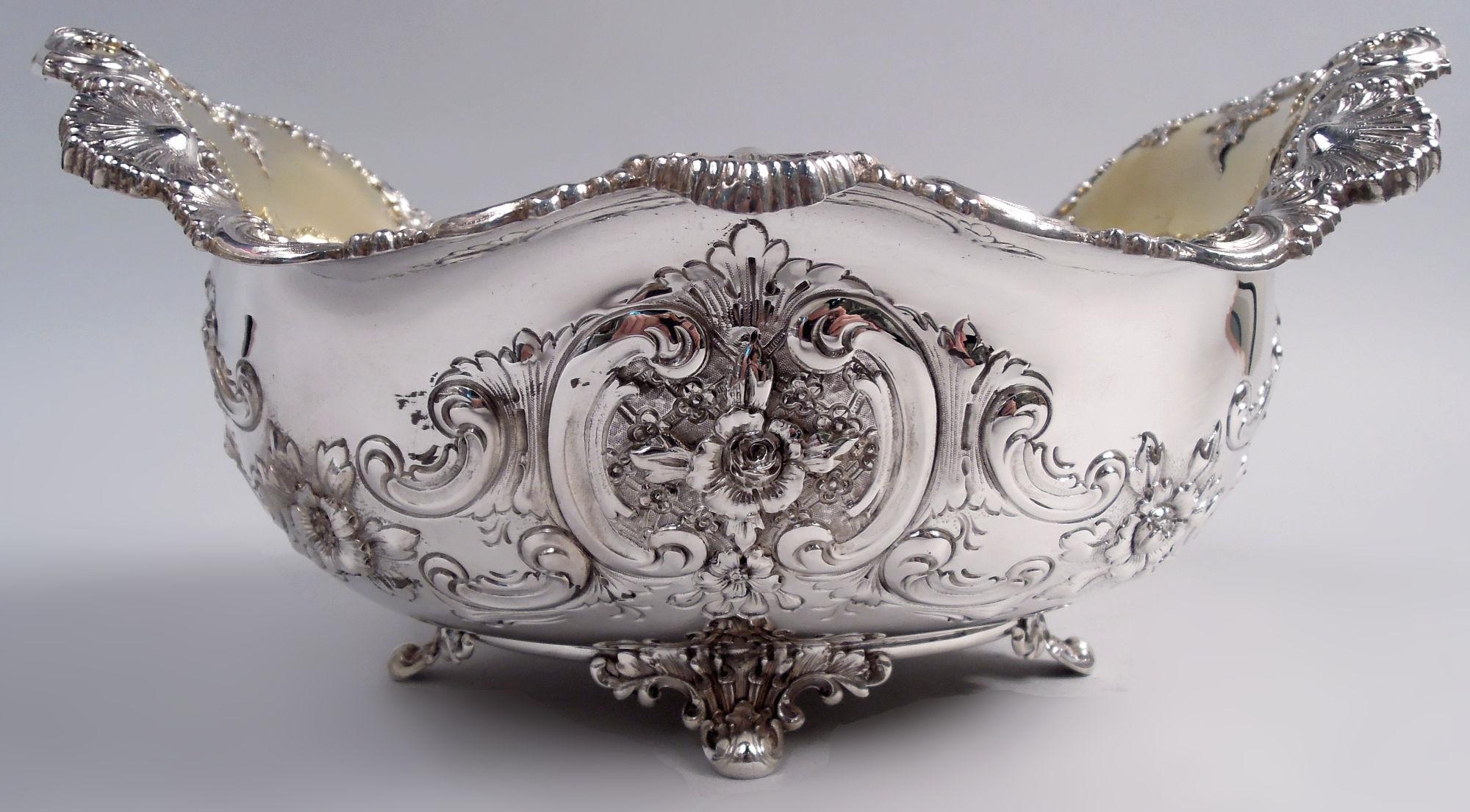 Tiffany Victorian Classical Sterling Silver Shell & Scroll Bowl In Good Condition For Sale In New York, NY