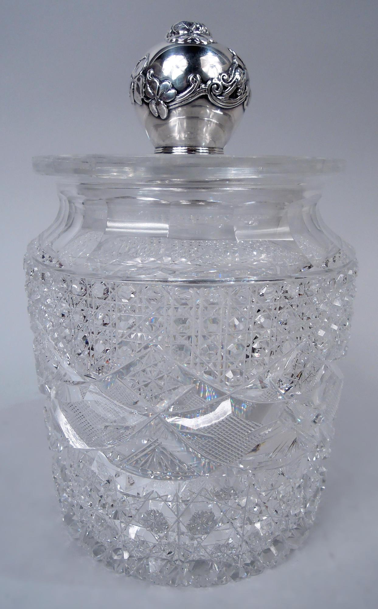 Klassisches viktorianisches Bonbonglas im Brillantschliff, um 1890. Trommelform mit Windelgrund und gleichem zentralen breiten Band mit Sternen und Farnen; facettierte Schulter und umgedrehter Rand mit bündigem Deckel. Kugelfinale aus Sterlingsilber