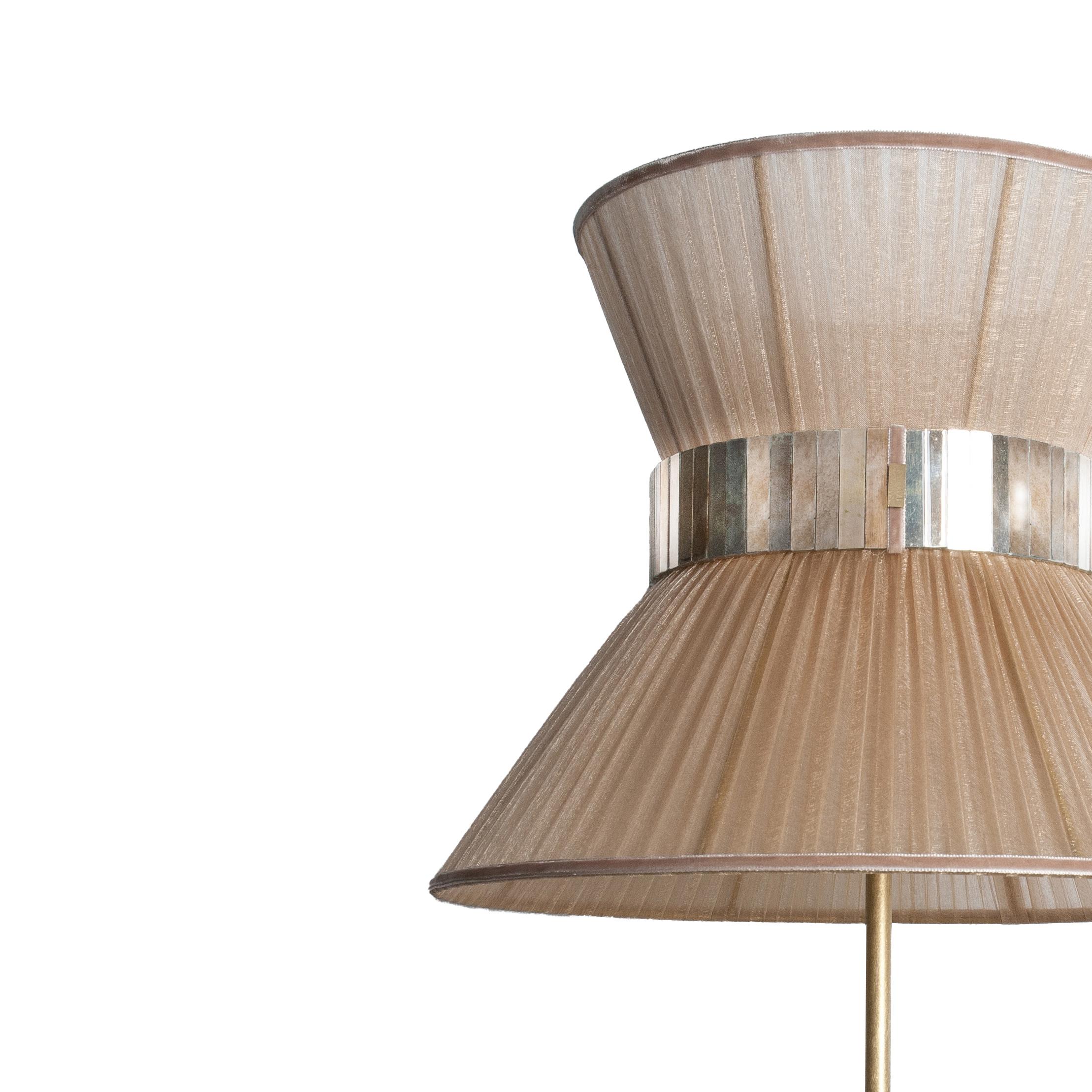 TIFFANY 

Die erste, 
Audrey inspirierte die kultige

Sabrinas atemberaubende Collection'S von Tiffany-Lampen wird vorgestellt.
Jahr für Jahr verewigt Sabrina Landini ihr außergewöhnliches Know-how und bietet weit mehr als eine Lampe - einen Hauch