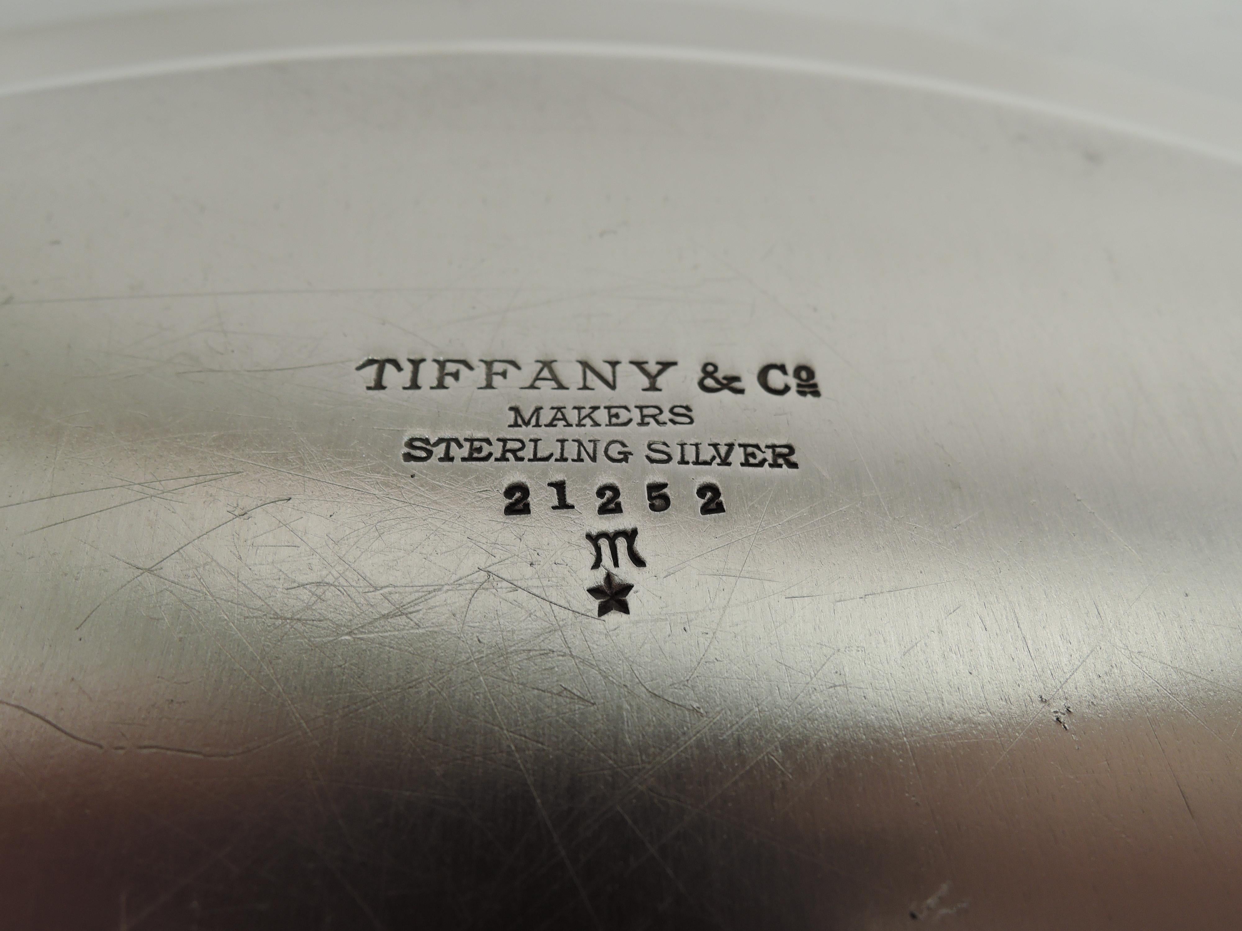 Américain Tiffany Wartime-Era Modern Sterling Silver 10-Inch Round Tray (plateau rond) en vente