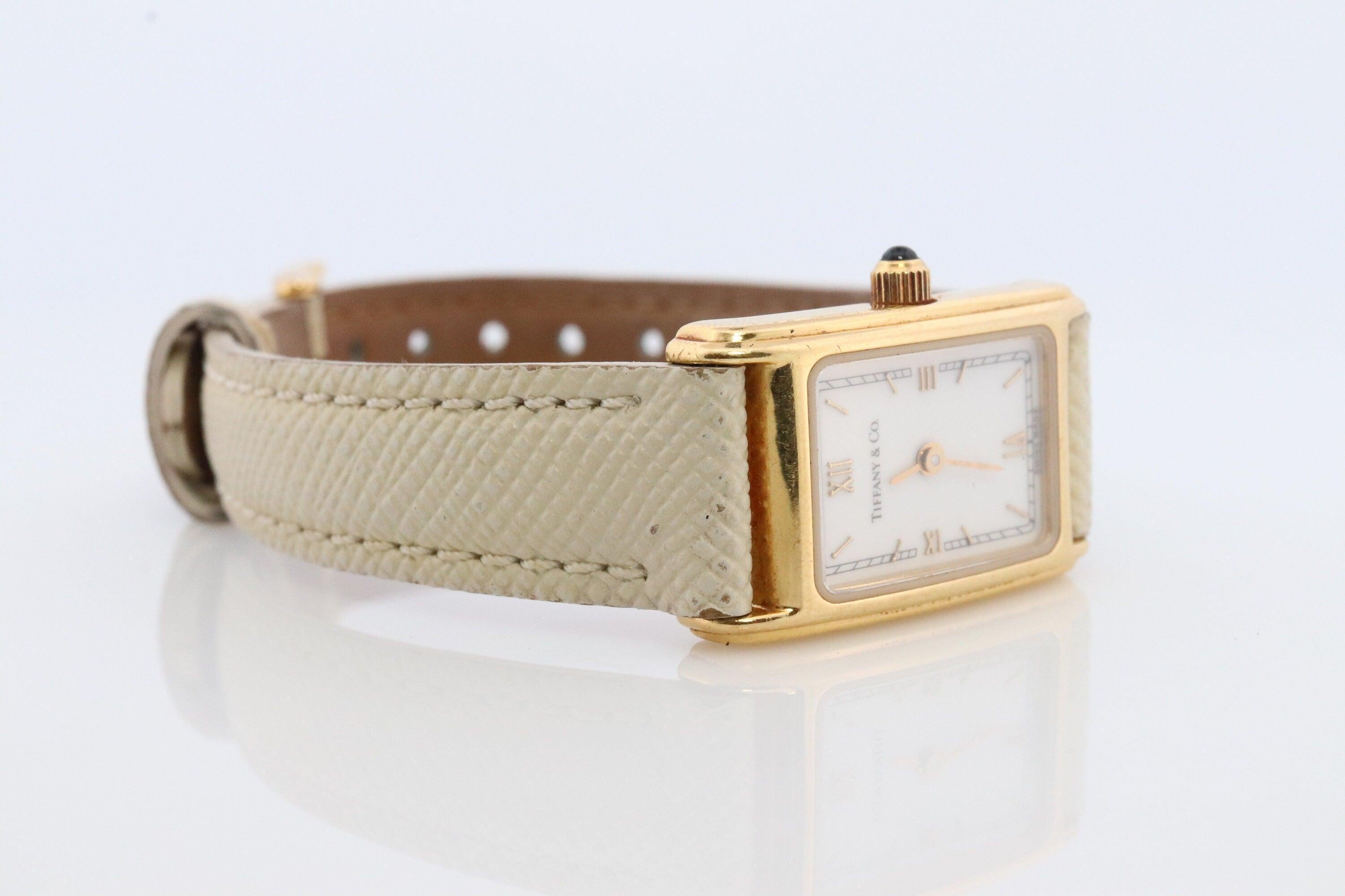 Echte Tiffany und Co Uhr.

18k 750 Gelbgold Referenz L0430
Weißes Gesicht
Saphir Cabochon Krone.
Zustand: Gebraucht. Hat einige kleine Kratzer.
Neue Batterie installiert.
Einzelheiten:

Neue Batterie installiert.

16mm x 26mm Gehäuse
