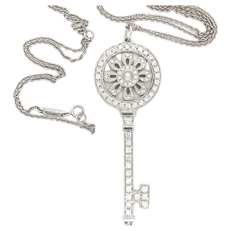 Tiffany Pendentif et chaîne en or blanc avec grande clé à pétales et  diamants. En vente sur 1stDibs