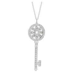 Tiffany Pendentif et chaîne en or blanc avec grande clé à pétales et diamants. 