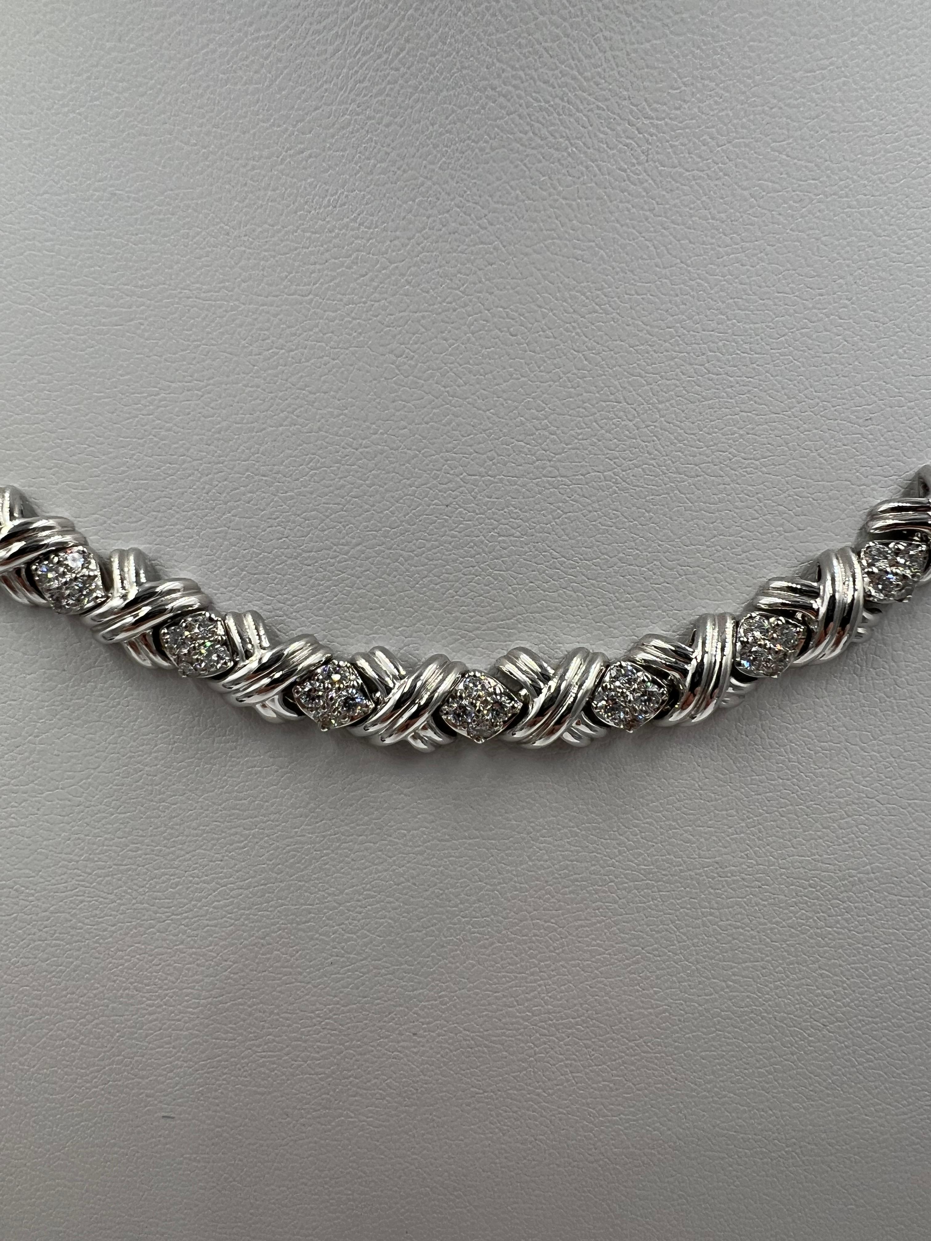 Collier Signature X en or blanc et diamants de Tiffany, 2006.

Ce ravissant collier Signature X en or blanc 18 carats de Tiffany & Co., datant de 2006, respire l'élégance simple.  Ce collier est idéal pour les tenues de tous les jours ou les tenues