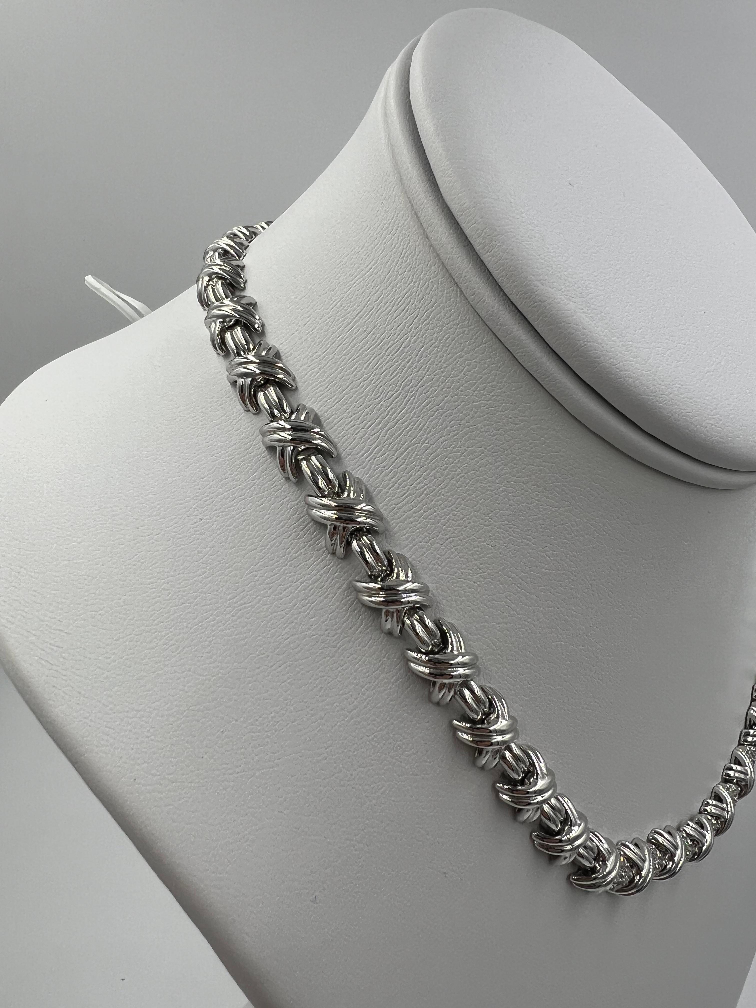 Taille ronde Tiffany Collier signature en or blanc et diamants en vente
