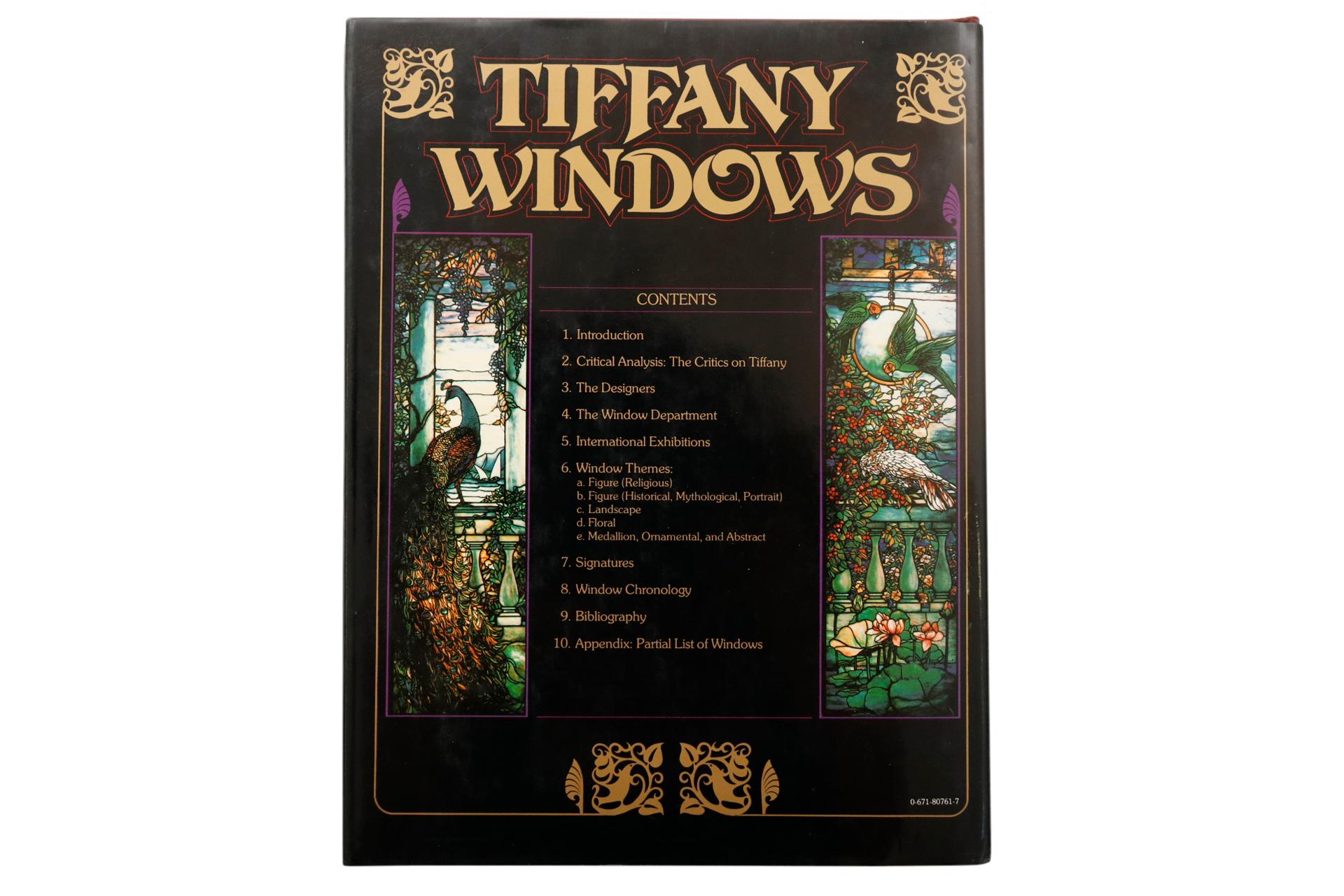 Fenêtres Tiffany par Alastair Duncan. Livre relié avec jaquette, publié en 1982 par Simon and Schuster de New York. Imprimé et relié en Italie par Arnoldo Mondadori de Vérone. 224 pages avec 230 illustrations, 114 en couleur.