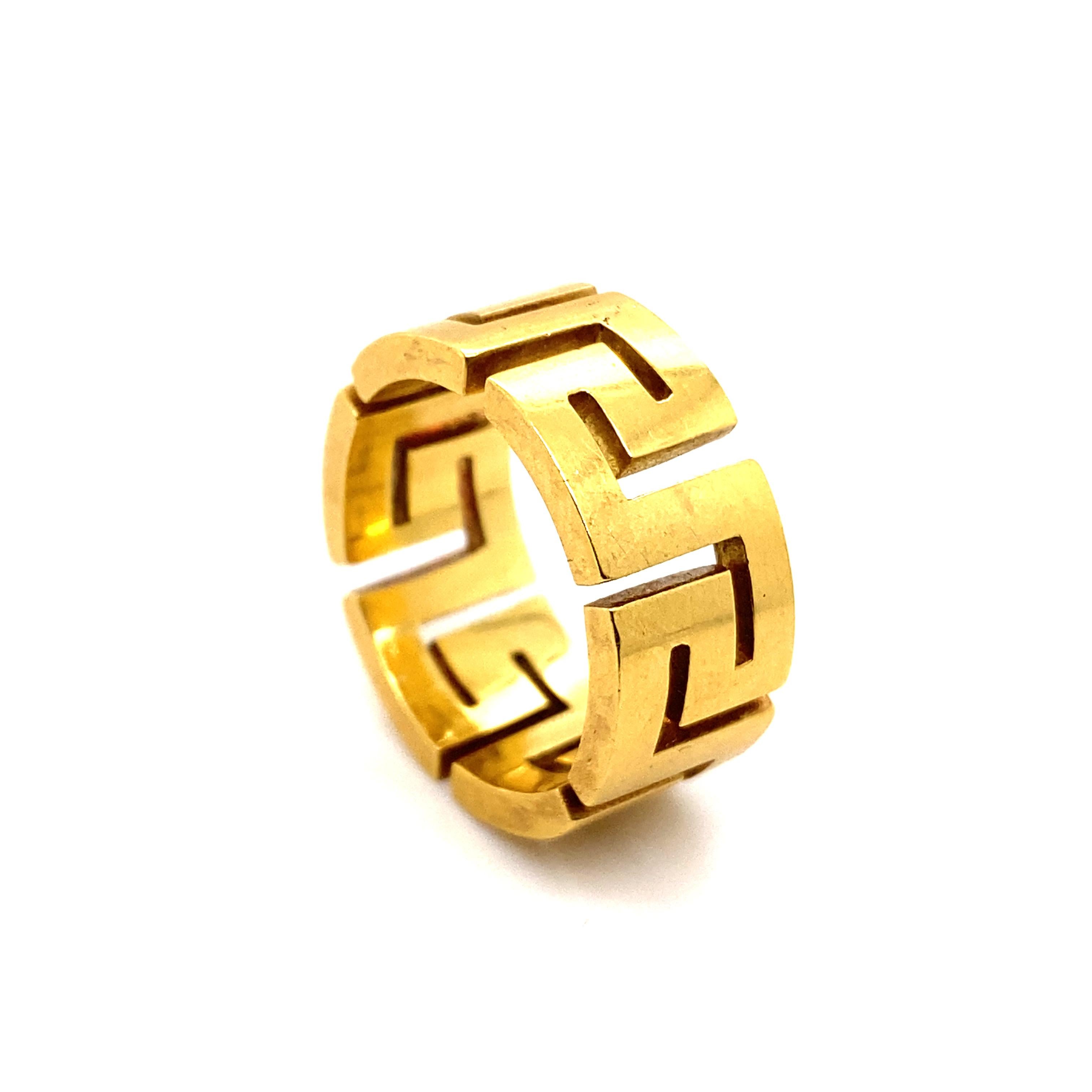 A Tiffany zig zag 18 karat yellow gold ring

An unusual ring by Tiffany & Co designed as a series of plain polished zig zags for a bold design statement!

Stamped 'TIFFANY & CO' 18K to the inside of the band.

Dimensions:
Width - 9.15mm 
Depth