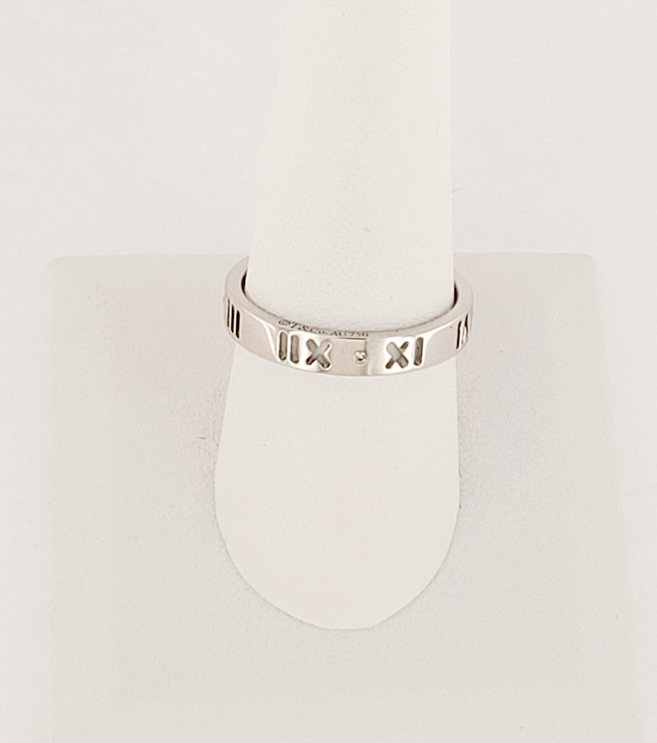 Tiffany&Co. 18 Karat Weißgold Diamant Atlas durchbrochener Ring, Größe 9 (Rundschliff) im Angebot