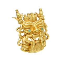Spilla/ciondolo a forma di maschera Tiffany & Co. in oro giallo 18 carati con occhi di smeraldo.