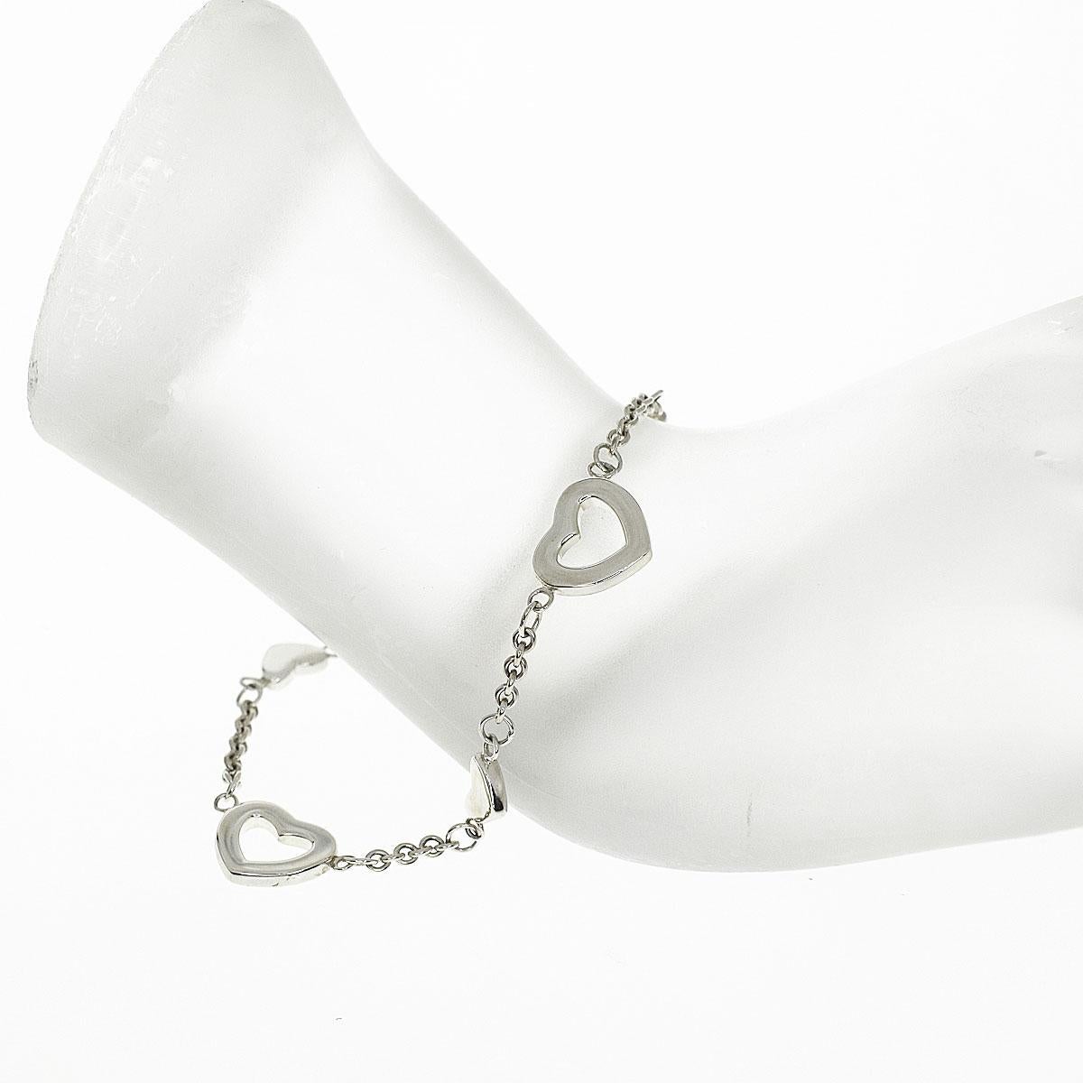 Brand:TIFFANY&Co. 
Name:Heart Link Bracelet
Material :925 SV Silver
Comes with:Tiffany Box
Length:17cm / 6.69