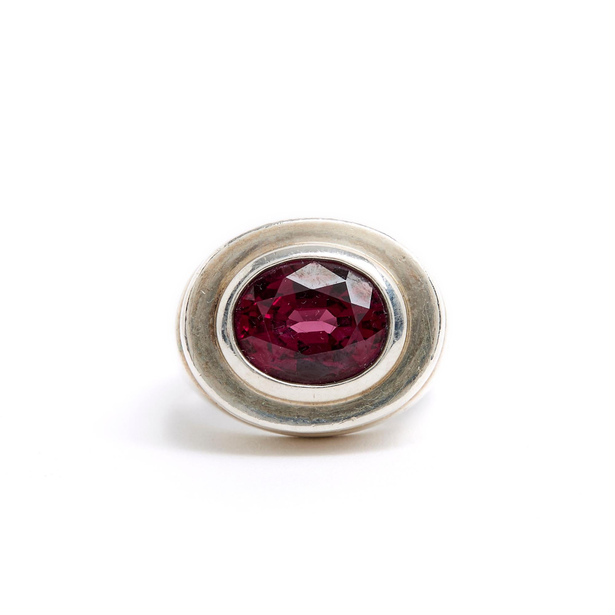 Tiffany&CO ring by Paloma Picasso in 925/1000 silver, Art Deco style, adorned with a beautiful rhodolite (garnet family) in shades of red rose. Finger size 51/52 or US5 3/4, internal diameter 1.65 cm. The ring has been worn and it shows traces and