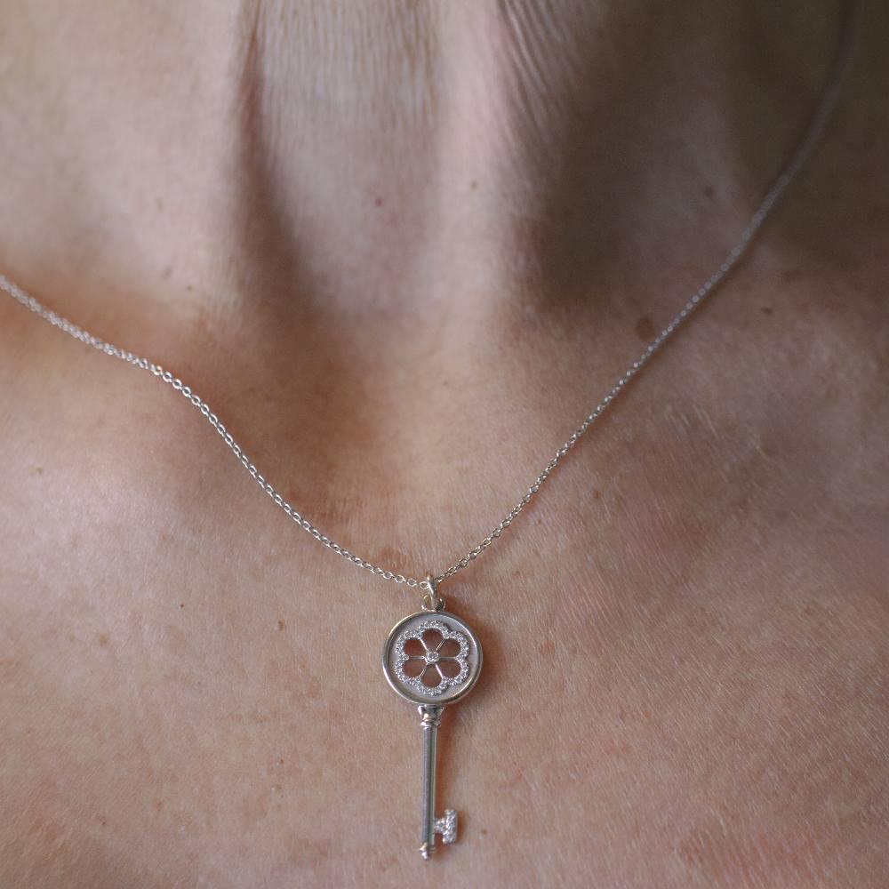 TIFFANY&Co. key necklace in white gold and diamonds In Excellent Condition For Sale In Barcelona, CT