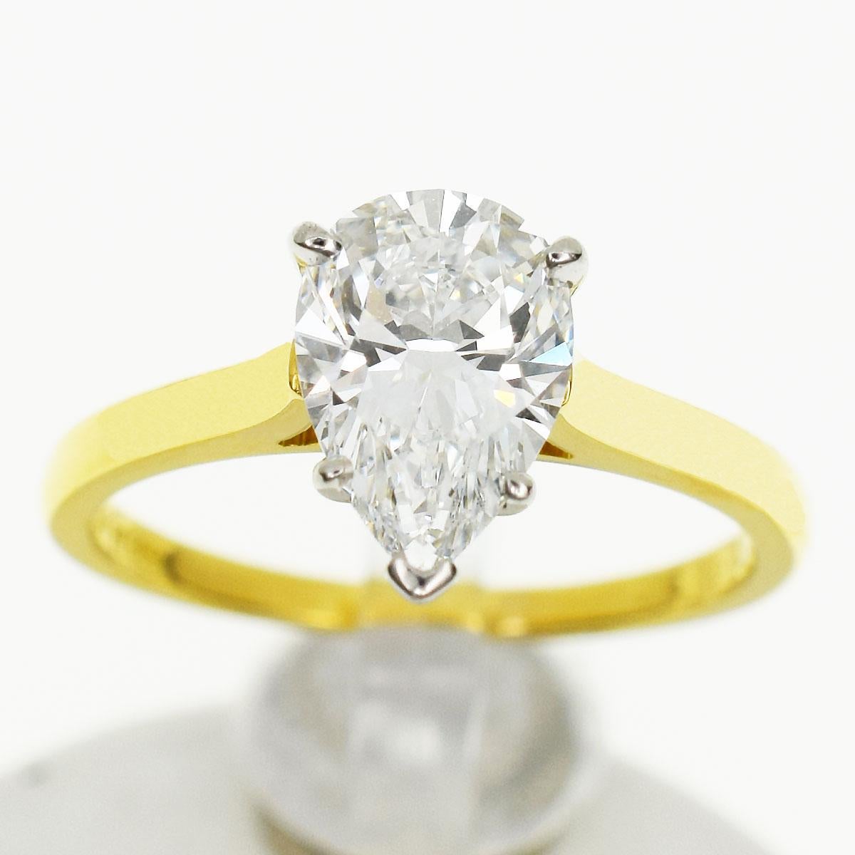 Marke:TIFFANY&Co.
Name:Birnenförmiger Diamantring
Material :1P Diamant (D1.26ct E-VVS2), 750 K 18 YG Gelbgold, PT 950 Platin
Wird geliefert mit:Tiffany-Box, Etui, Tiffany-Zertifikat, Tiffany-Reparaturbeleg (Jahr 2019)
Ringgröße: Britisch &