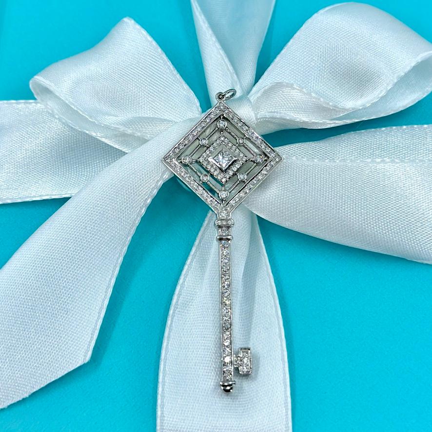 Rara Llave Grace Tiffany Platino Diamante Grande
Material: Platino
Estado: Excelente
Longitud del adorno: 2 
Ancho del adorno: 21 mm
Peso total del artículo: 8,1 g
Colateral: estuche para joyas y caja Tiffany 

Este exquisito colgante llave de la