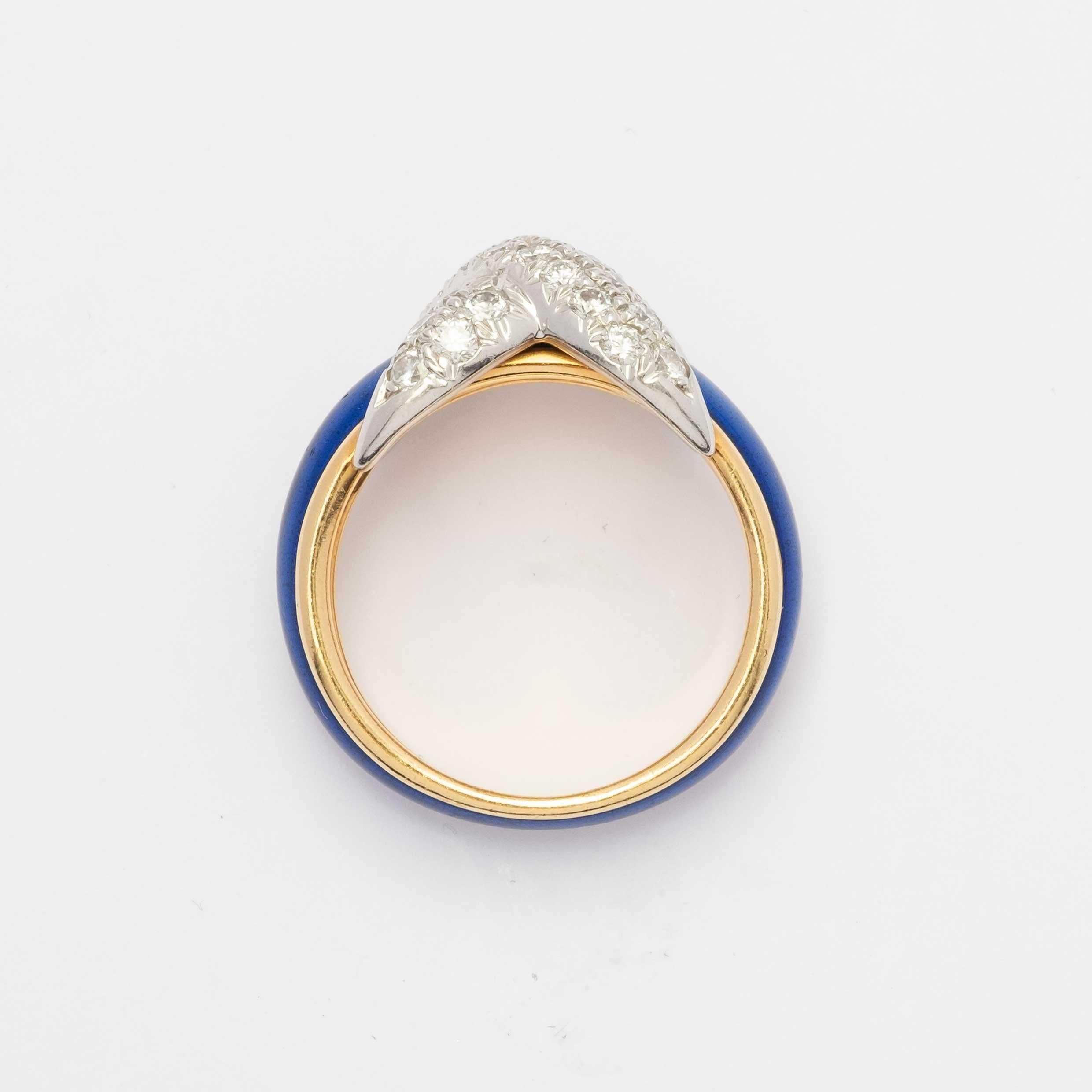 Rara ed elegante Tiffany & Co. Anello Schlumberger, realizzato negli anni '70 in oro giallo 18ct e platino 950 (con marchio), caratterizzato da un raffinato smalto blu che ne evidenzia l'iconico design. L'incastonatura è impreziosita da diamanti a