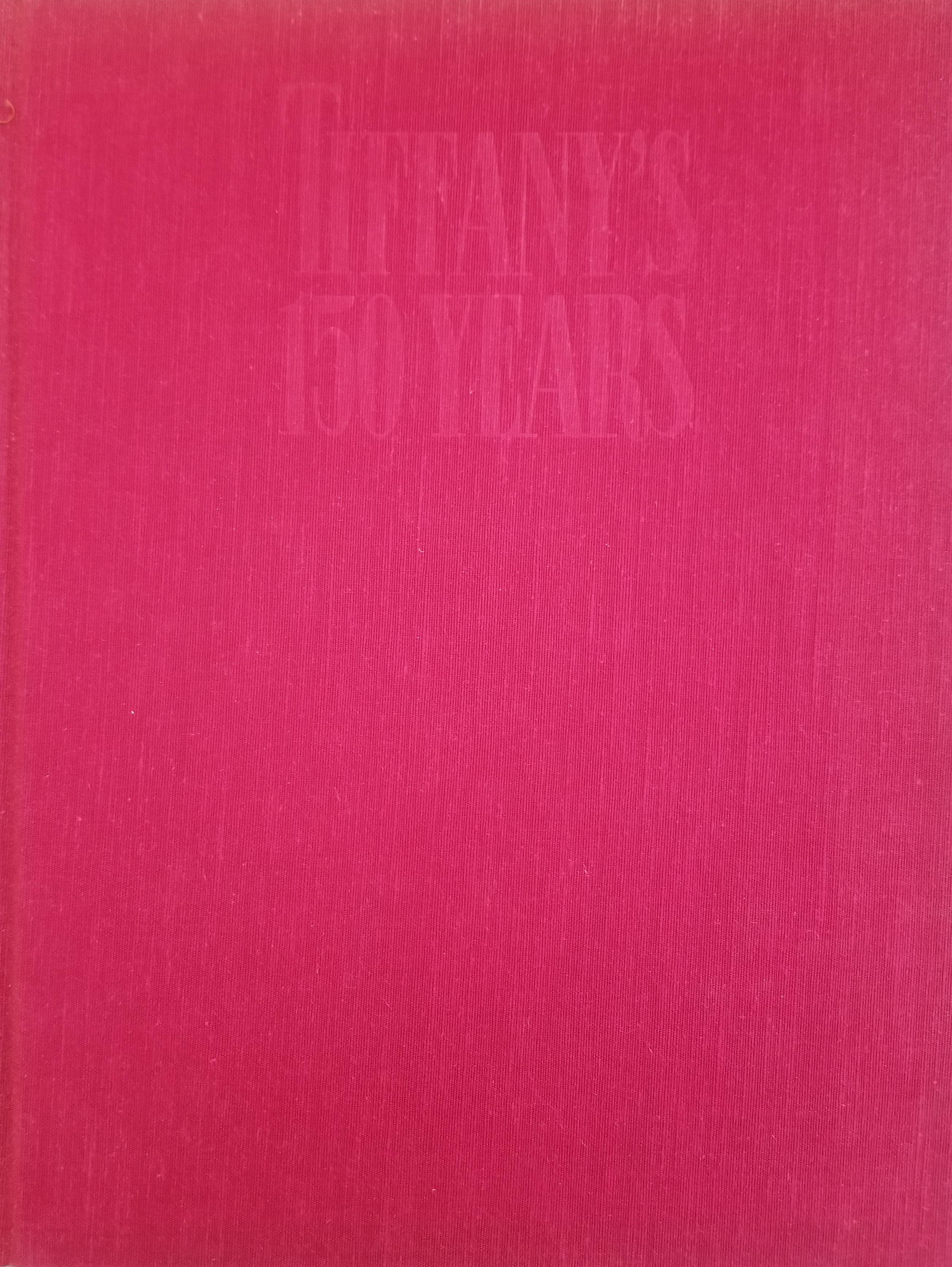 Les 150 ans de Tiffany par John Loring. Première édition, publiée en 1987 par Doubleday & Company Inc. de Garden City, New York. Couverture rigide, 192 pages.