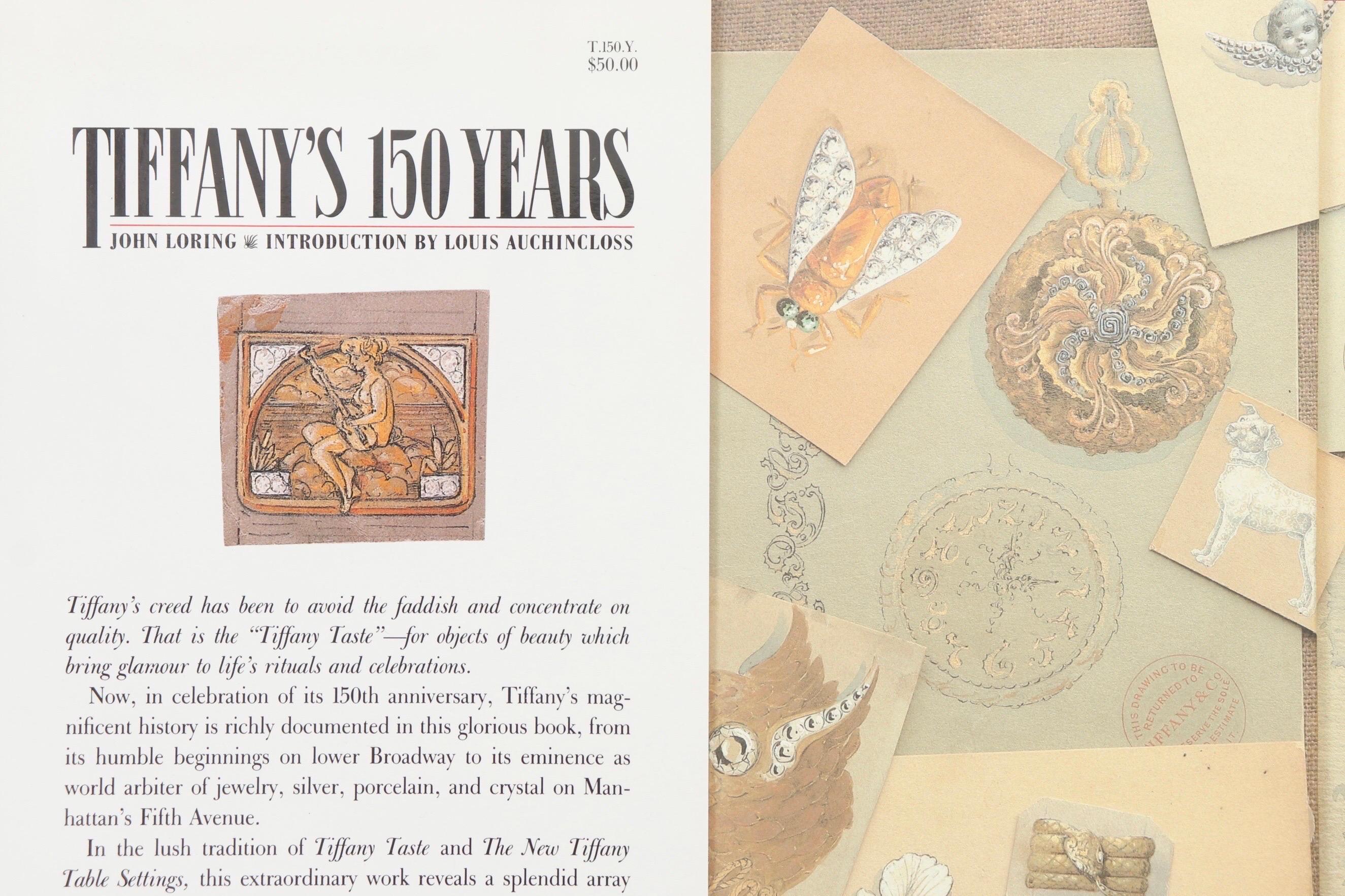 Les 150 ans de Tiffany par John Loring. Première édition, publiée en 1987 par Doubleday & Company Inc. de Garden City, New York. Couverture rigide avec jaquette, 192 pages.

