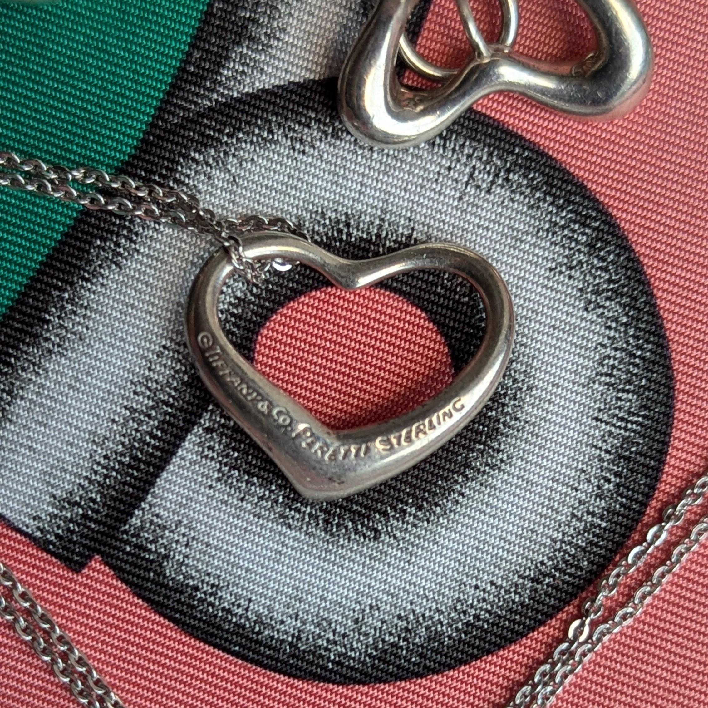 Questa classica parure di Tiffany comprende un paio di orecchini 