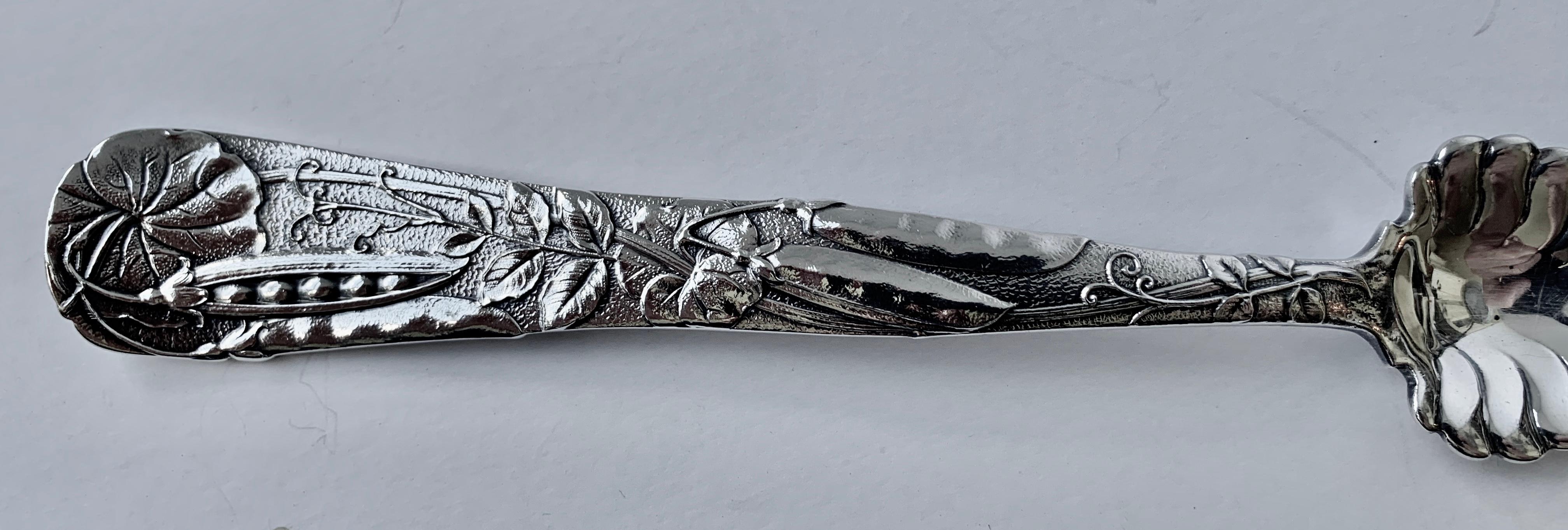 Fourchette à charcuterie Tiffany en argent sterling à motif « Vine » avec motif de coquille de paon en vente 2