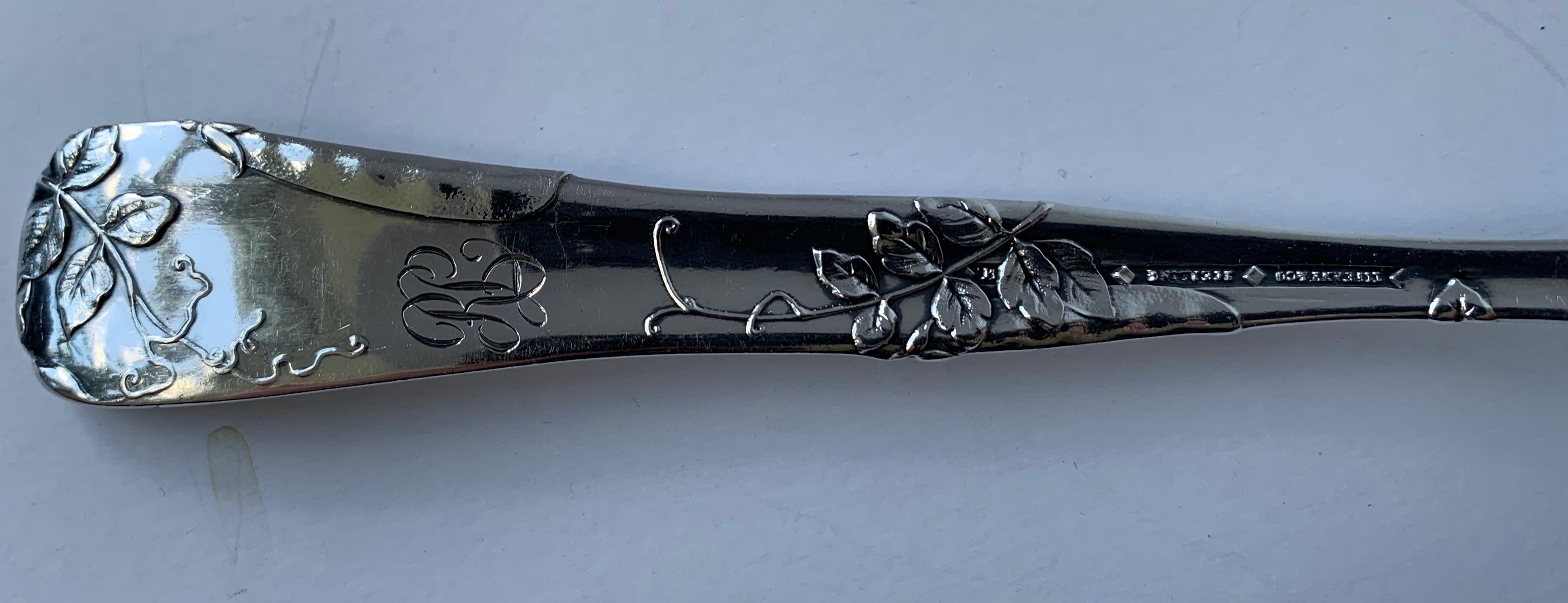 Fourchette à charcuterie Tiffany en argent sterling à motif « Vine » avec motif de coquille de paon en vente 6