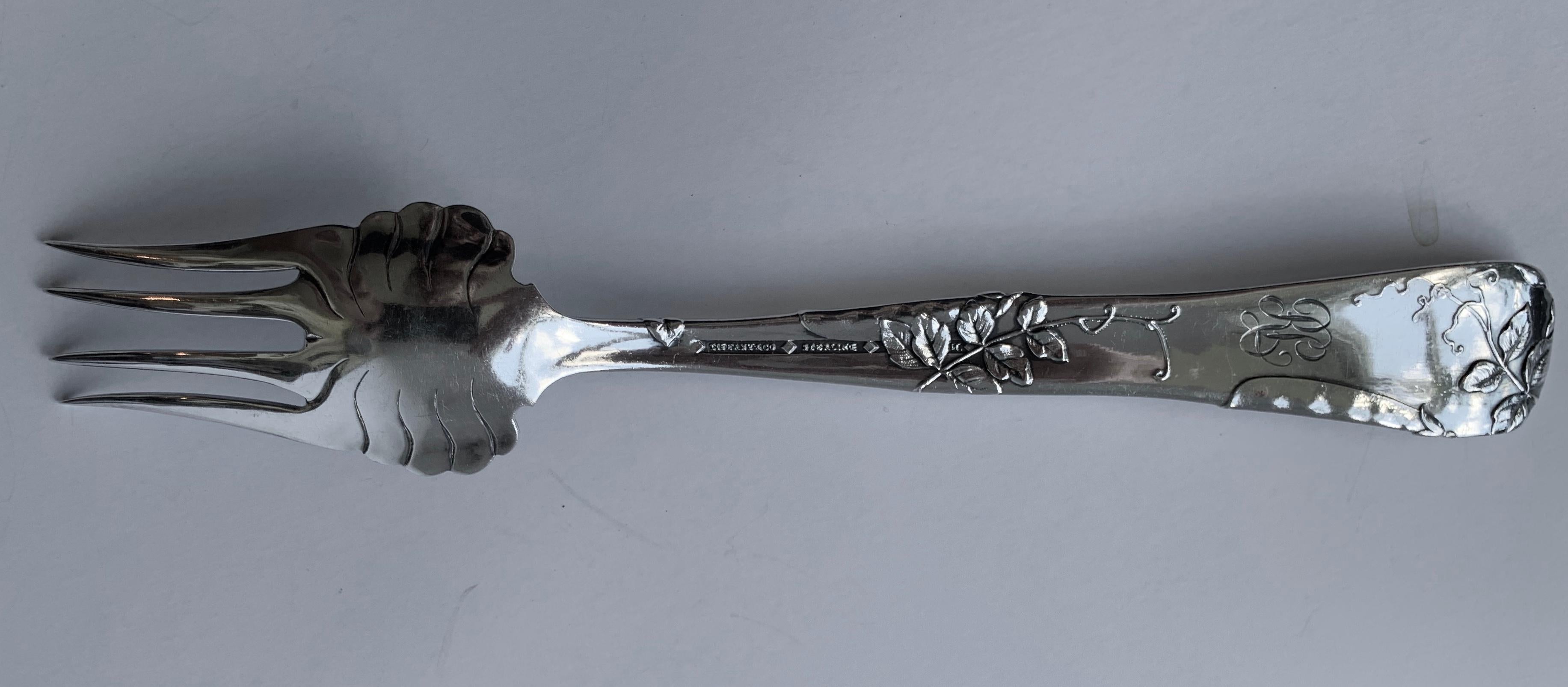 Fourchette à charcuterie Tiffany en argent sterling à motif « Vine » avec motif de coquille de paon en vente 7