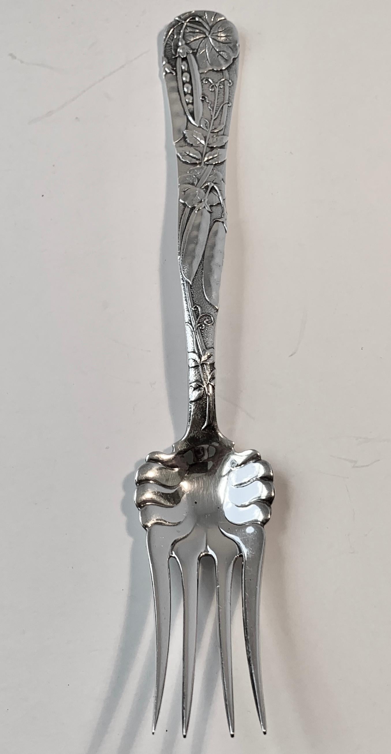 Fait main Fourchette à charcuterie Tiffany en argent sterling à motif « Vine » avec motif de coquille de paon en vente