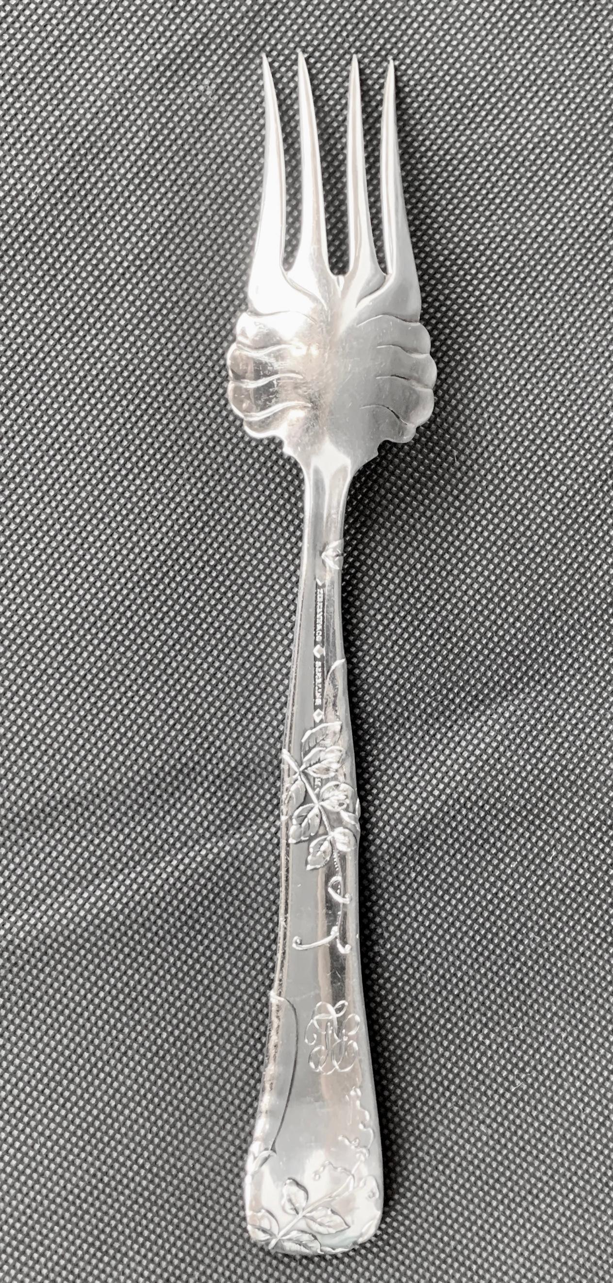 Fin du XIXe siècle Fourchette à charcuterie Tiffany en argent sterling à motif « Vine » avec motif de coquille de paon en vente
