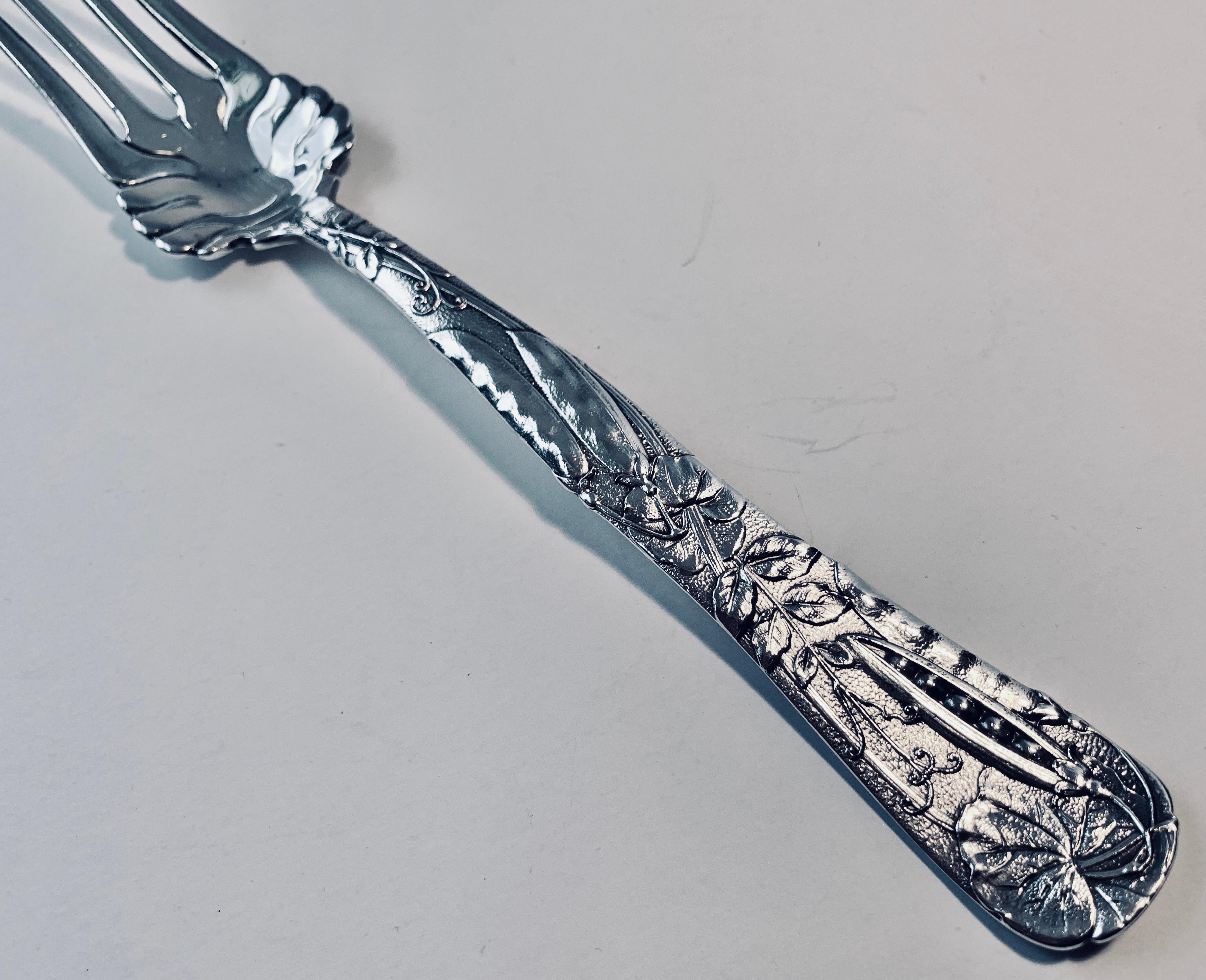 Fourchette à charcuterie Tiffany en argent sterling à motif « Vine » avec motif de coquille de paon en vente 1
