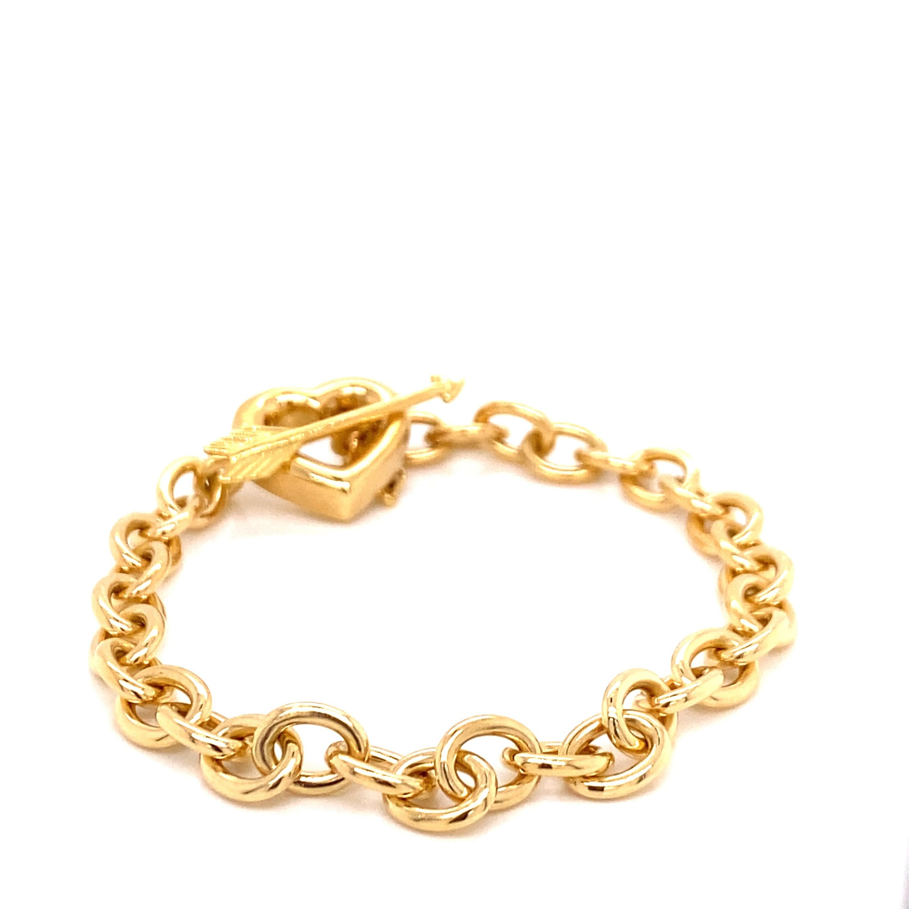Tiffany's Vintage 1994 Bracelet Coeur et Flèche en or jaune 18K - Le bracelet mesure 7 pouces de long et 1/4 de pouce de large. Le bracelet pèse 27,2 grammes. Tiffany & Co et 1994 sont poinçonnés sur le fermoir.