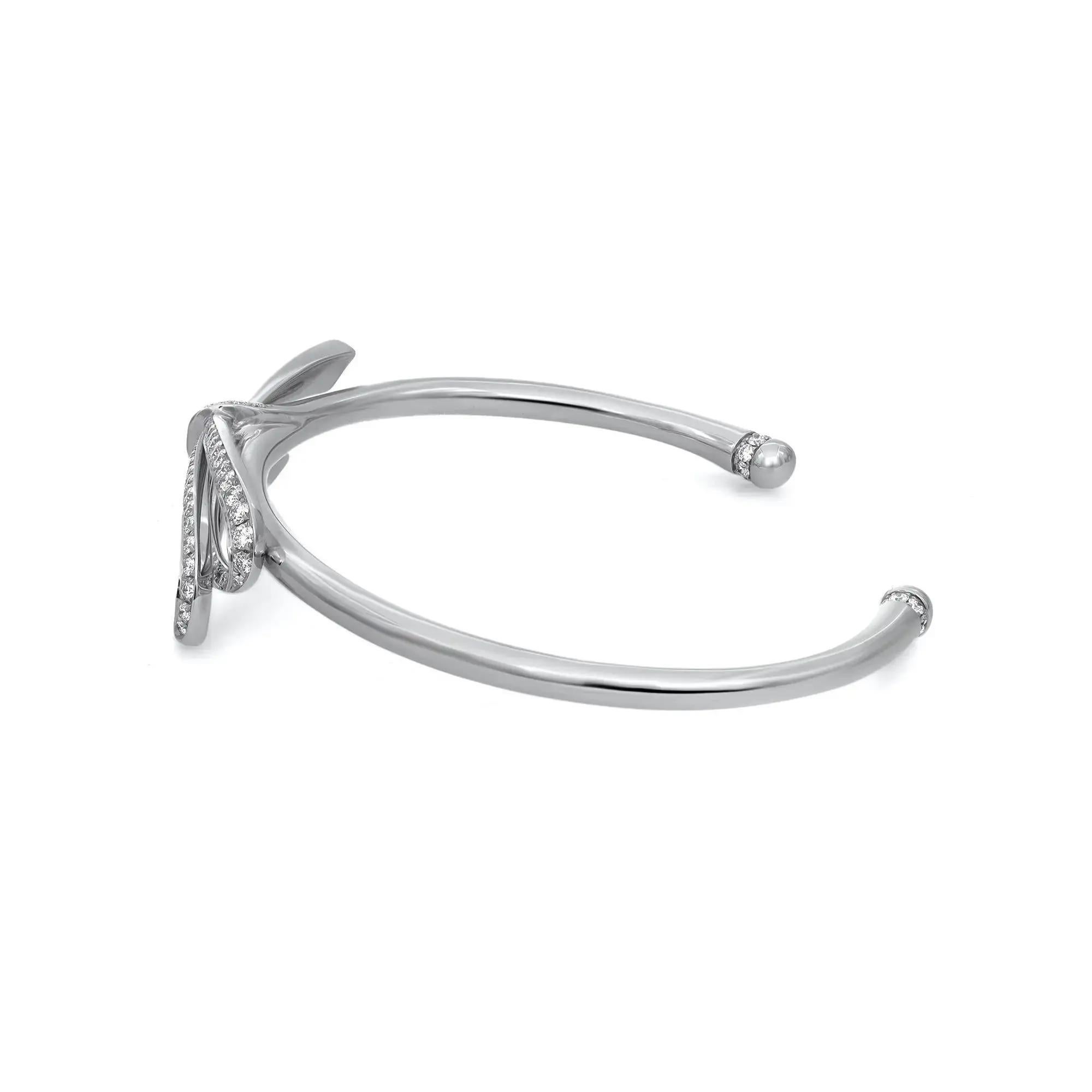 Diese herrliche Tiffiany & Co. Das Diamond Large Bow Cuff Bracelet strahlt Raffinesse aus. Wunderschön aus glänzendem 18 Karat Weißgold gefertigt. Es handelt sich um einen Armreif im Manschettenstil mit einer großen Schleife in der Mitte, die mit