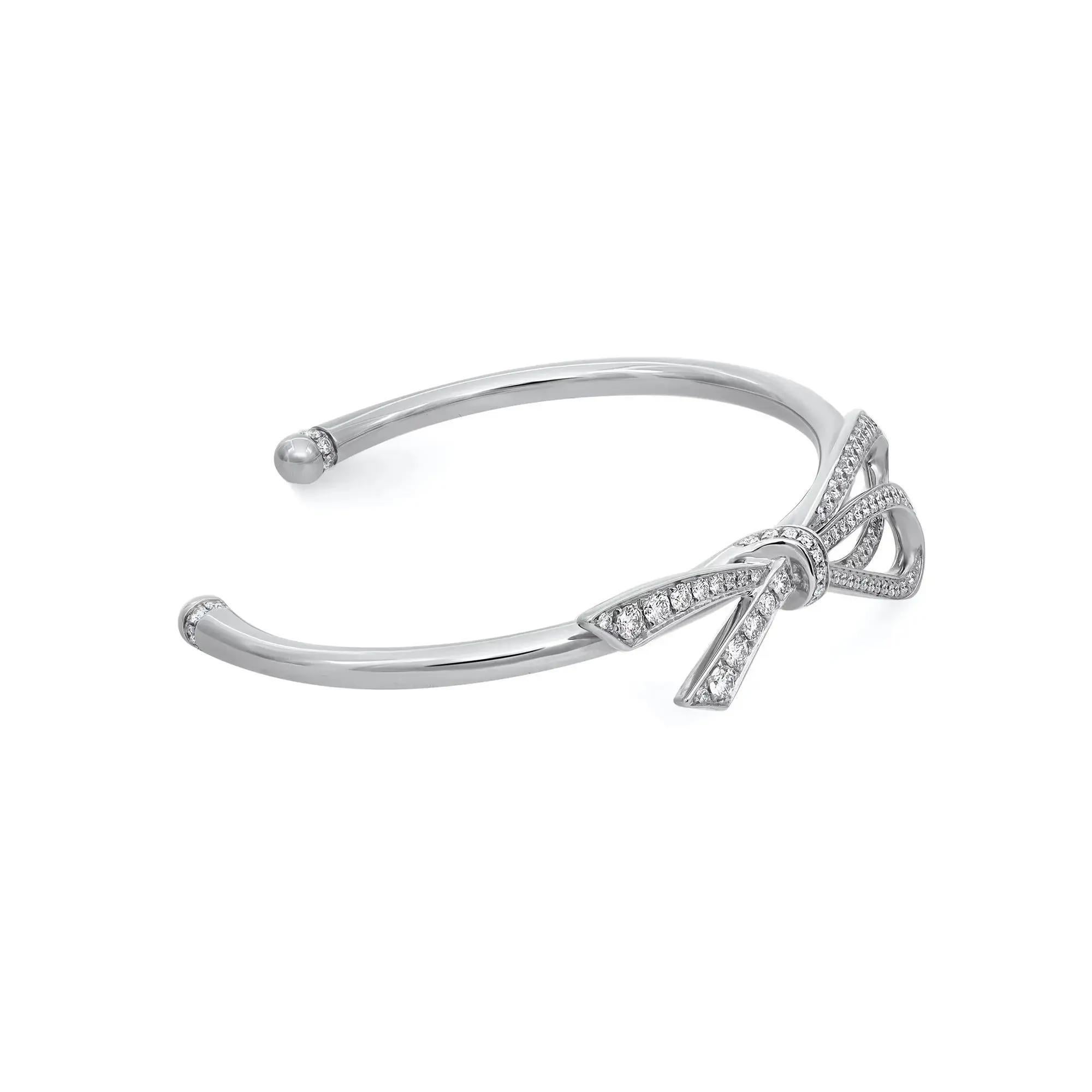 Moderne Tiffiany & Co. Bracelet manchette à grand nœud en or blanc 18 carats avec diamants, taille moyenne en vente