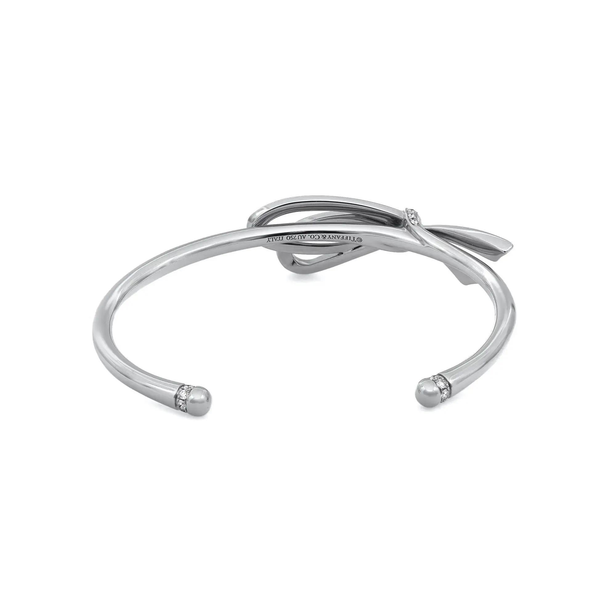 Taille ronde Tiffiany & Co. Bracelet manchette à grand nœud en or blanc 18 carats avec diamants, taille moyenne en vente