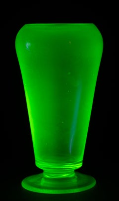 Tiffin Art Deco Uranium schillernde grüne Glasvase aus Iridisiertem Glas, leuchtet in UV