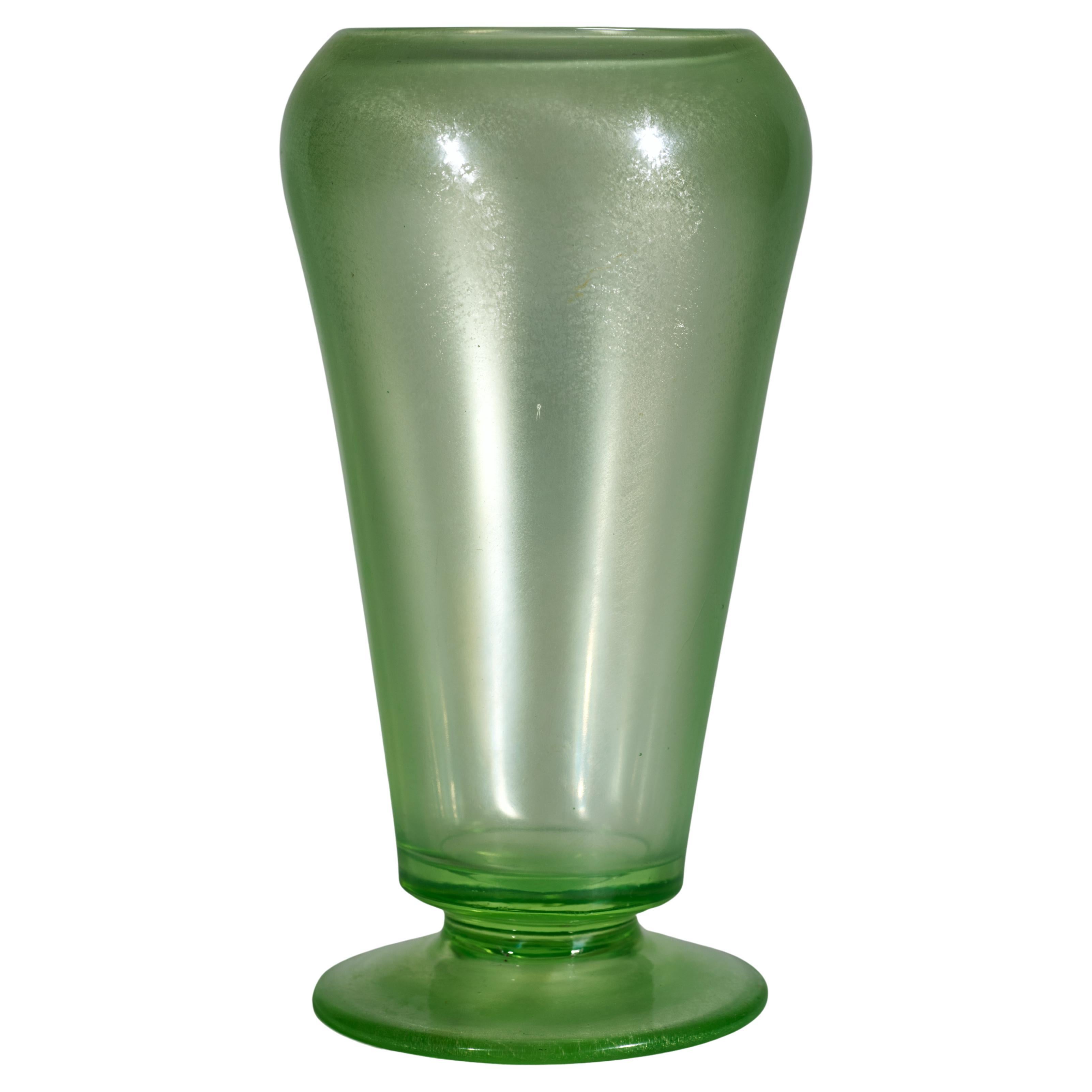 Tiffin Art Deco Vaso in vetro verde uranio iridizzato, si illumina ai raggi UV