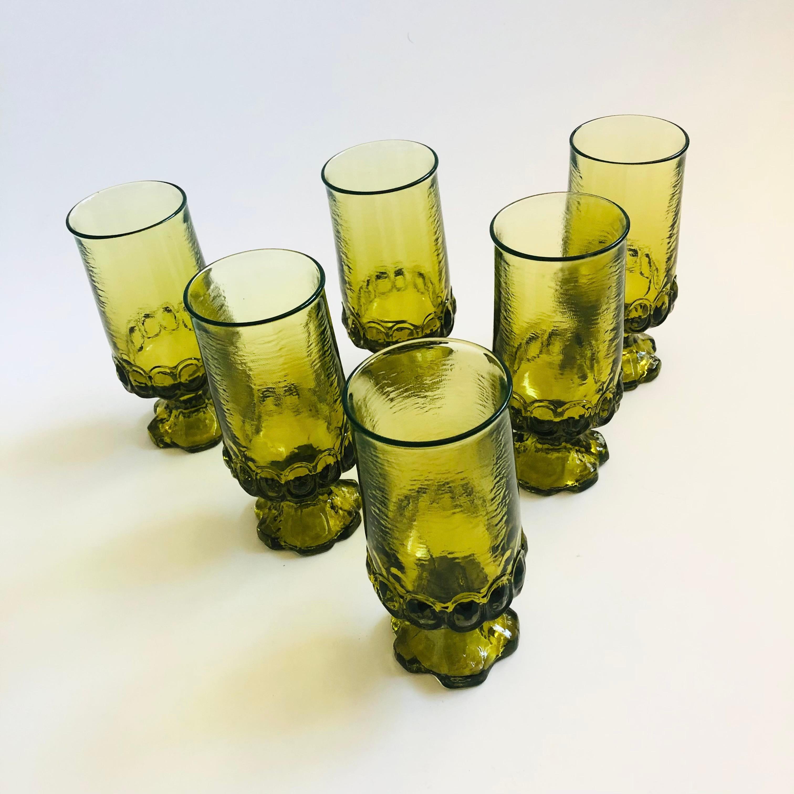 Juego de 6 copas vintage Tiffin Francisco Madeira de la década de 1970 en un precioso color verde. De cristal grueso con un gran peso y bellos detalles formados en las bases. Perfectos para cócteles o como vasos de agua.

