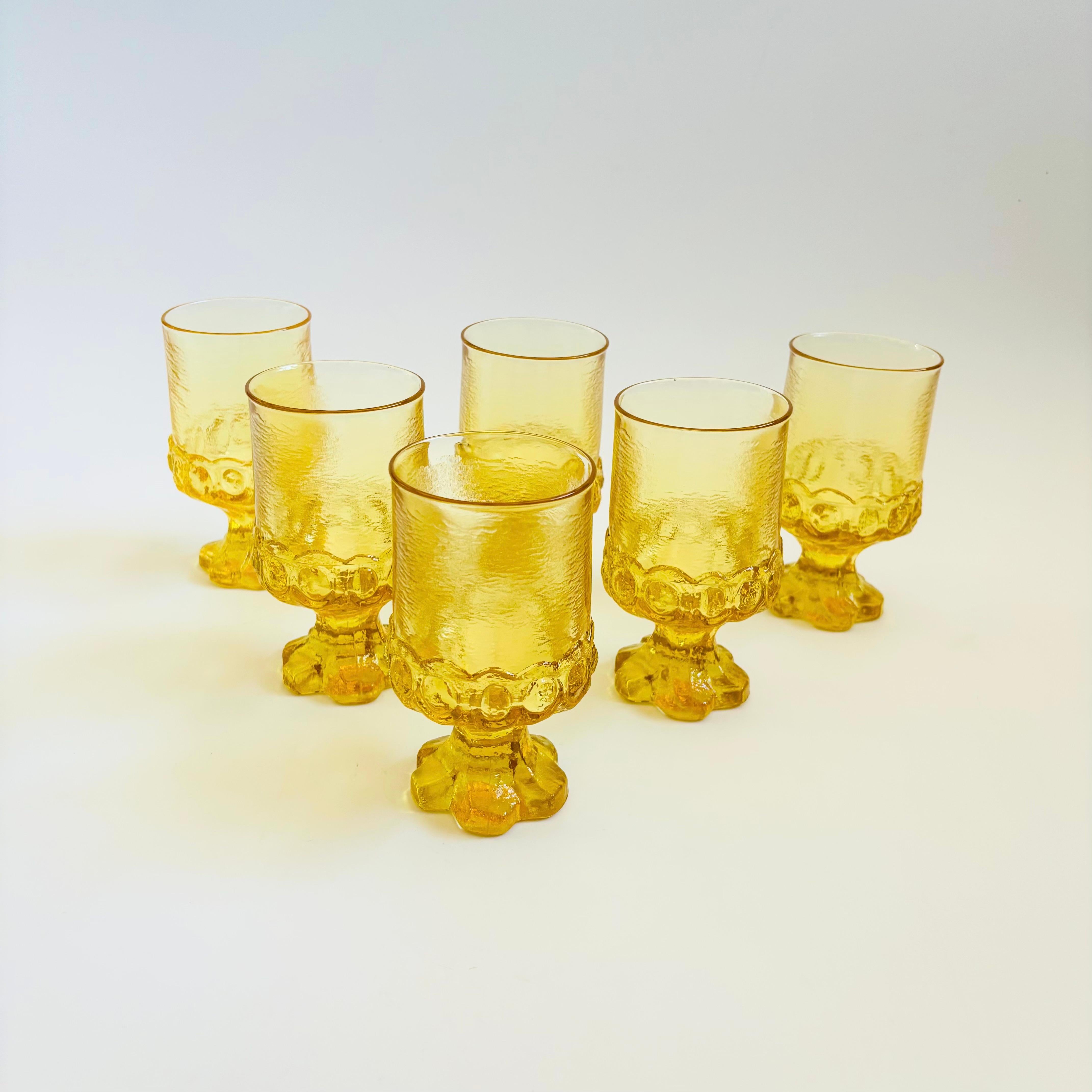 Juego de 6 copas de vino vintage Tiffin Franciscan Madeira amarillo de los años 70. De cristal grueso con un gran peso y bellos detalles formados en las bases.

