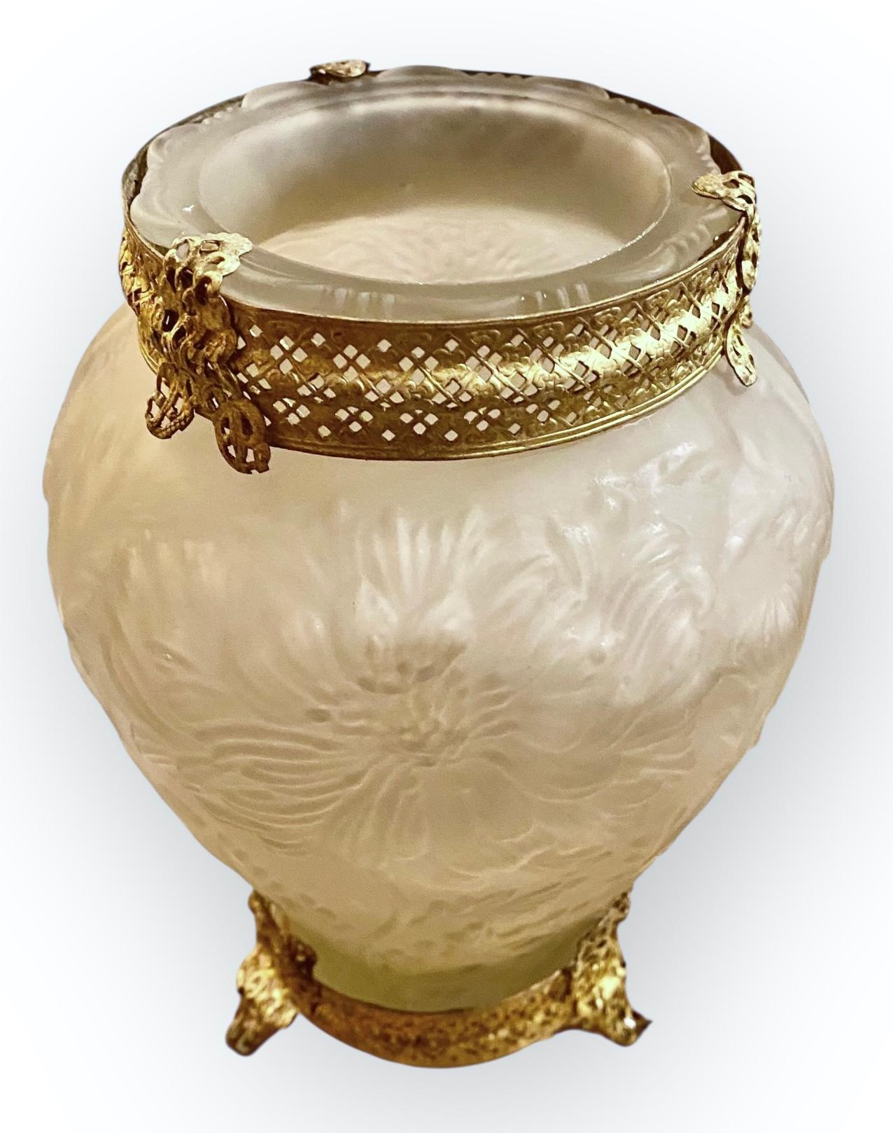 Tiffin Glass Company Glass Poppies Vase with Pierced Ormolu in vendita 6