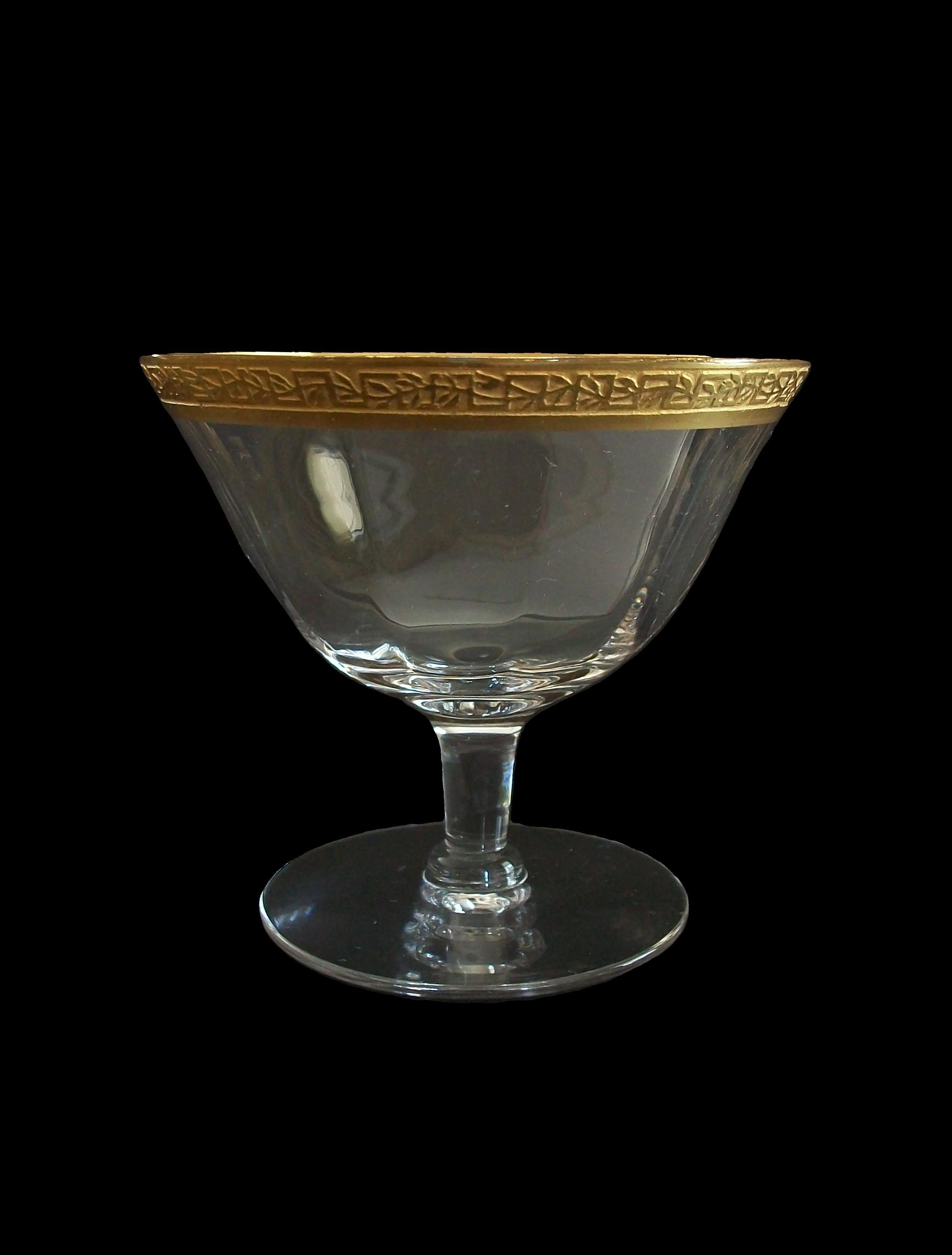 TIFFIN GLASS - Feines, nadelgeätztes Kristallglas mit niedrigem Sorbett - mit einem geometrischen geätzten Muster (unbekannter Mustername) auf dem 24-karätigen Goldrand - schlichte getäfelte Seiten der Schale - schlichter Boden  - unsigniert -