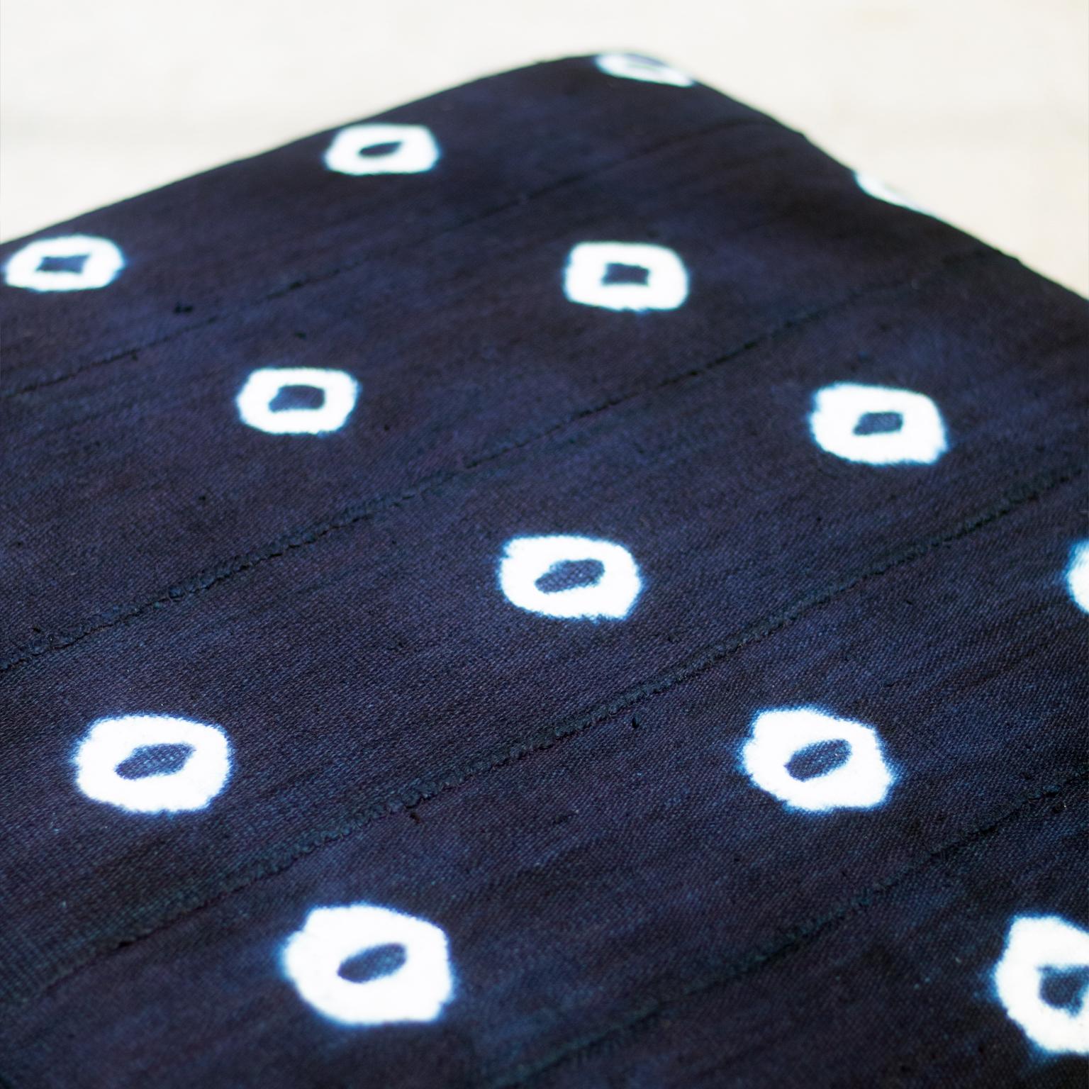 Tifla Stehkissen gepolstert in Indigo, Vintage (Böhmisch) im Angebot
