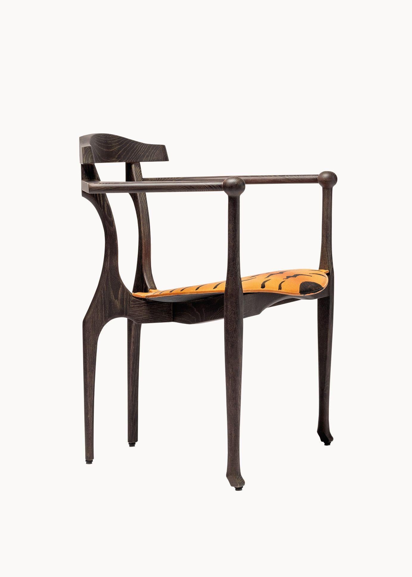 Tiger Art Gaulino Limited Edition Sessel von Oscar Tusquets

Stuhl aus Eschenholz mit dunkel gebeizter und lackierter Patina und einem Sitz aus Naturleder. Auf 50 Exemplare limitierter Sitz, handbemalt mit Tigerfellmustern von Oscar Tusquets.

Eine