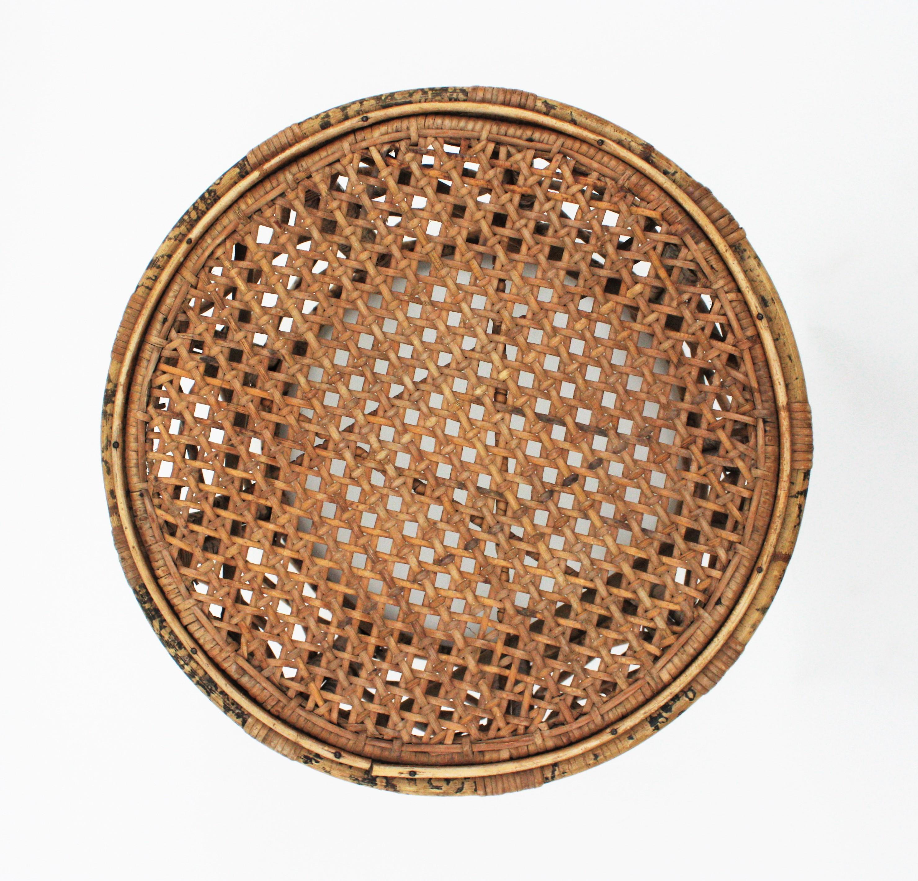 Tavolino o sgabello francese in rattan di bambù tigrato con piano in vimini intrecciato, anni '40 in vendita 1