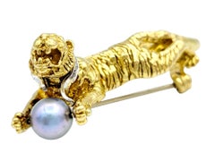 Tiger Brooch with Diamond Collar and Cultured Pearl "Ball" in 18 Karat Gold