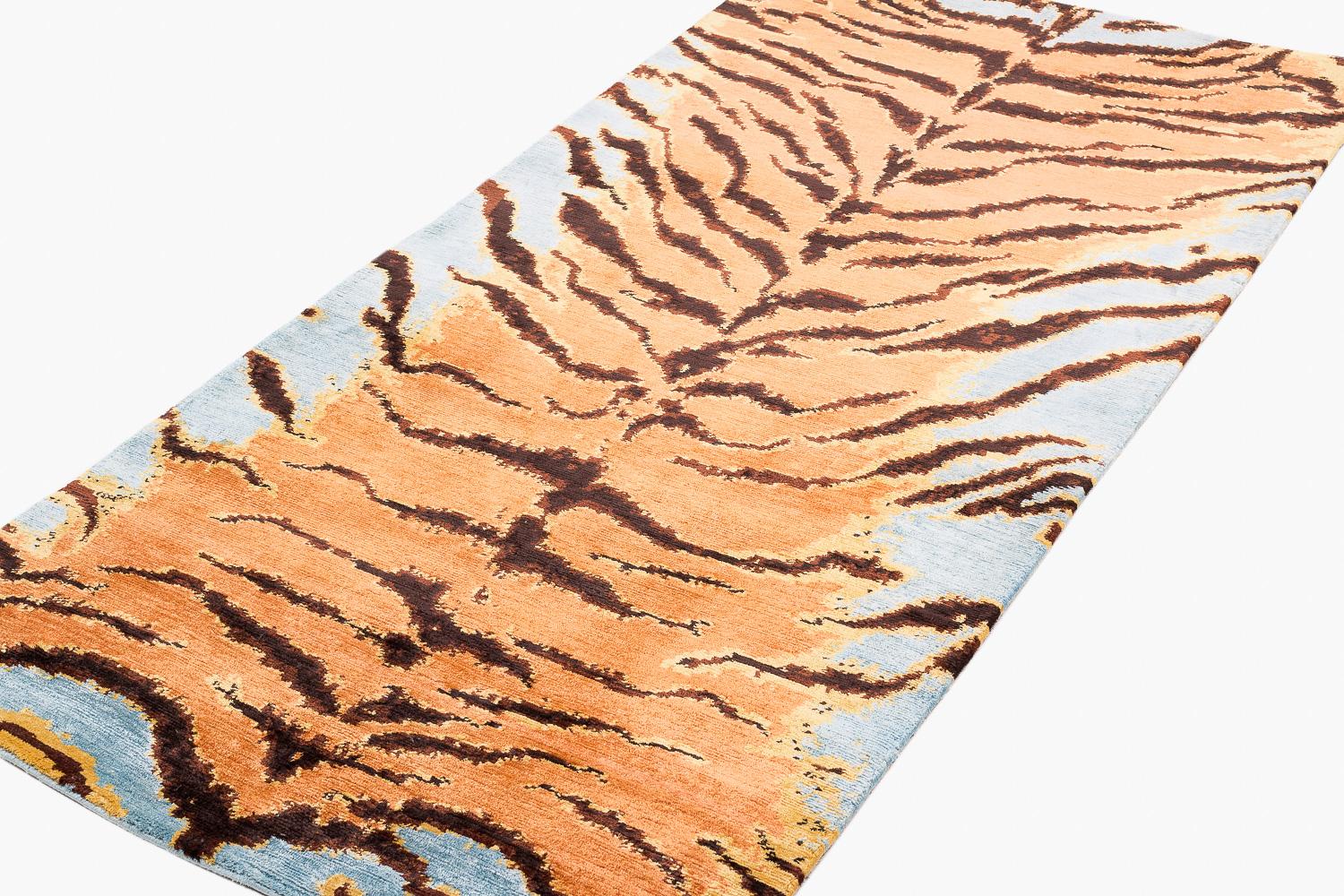 Moderne Tapis en soie fait à la main, imprimé animal caramel de tigre par Joseph Carini en vente