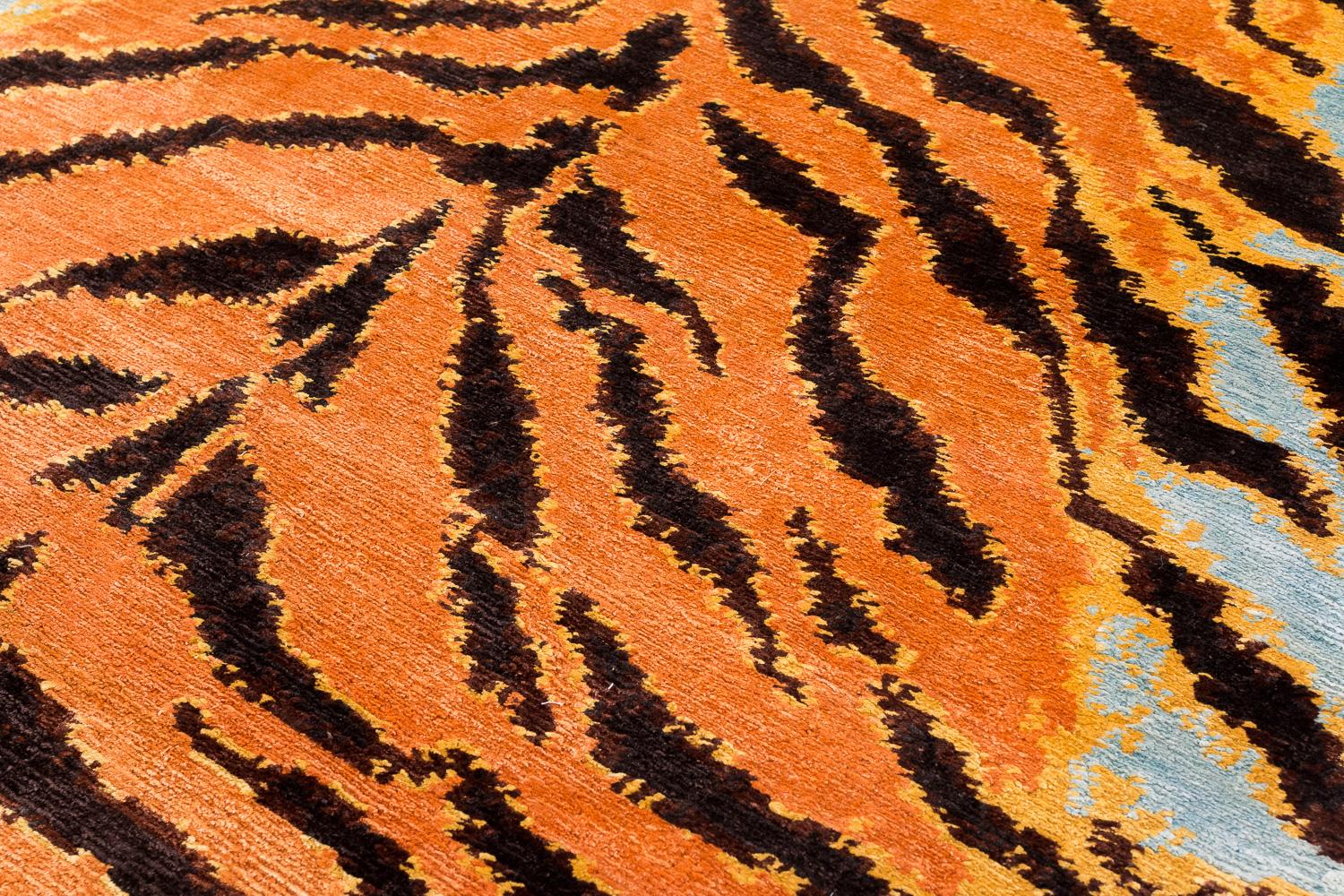 Népalais Tapis en soie fait à la main, imprimé animal caramel de tigre par Joseph Carini en vente