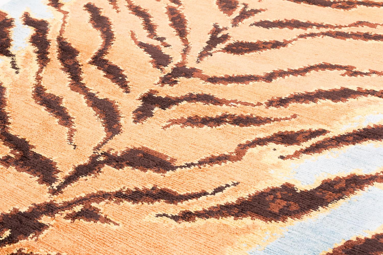Teinture végétale Tapis en soie fait à la main, imprimé animal caramel de tigre par Joseph Carini en vente