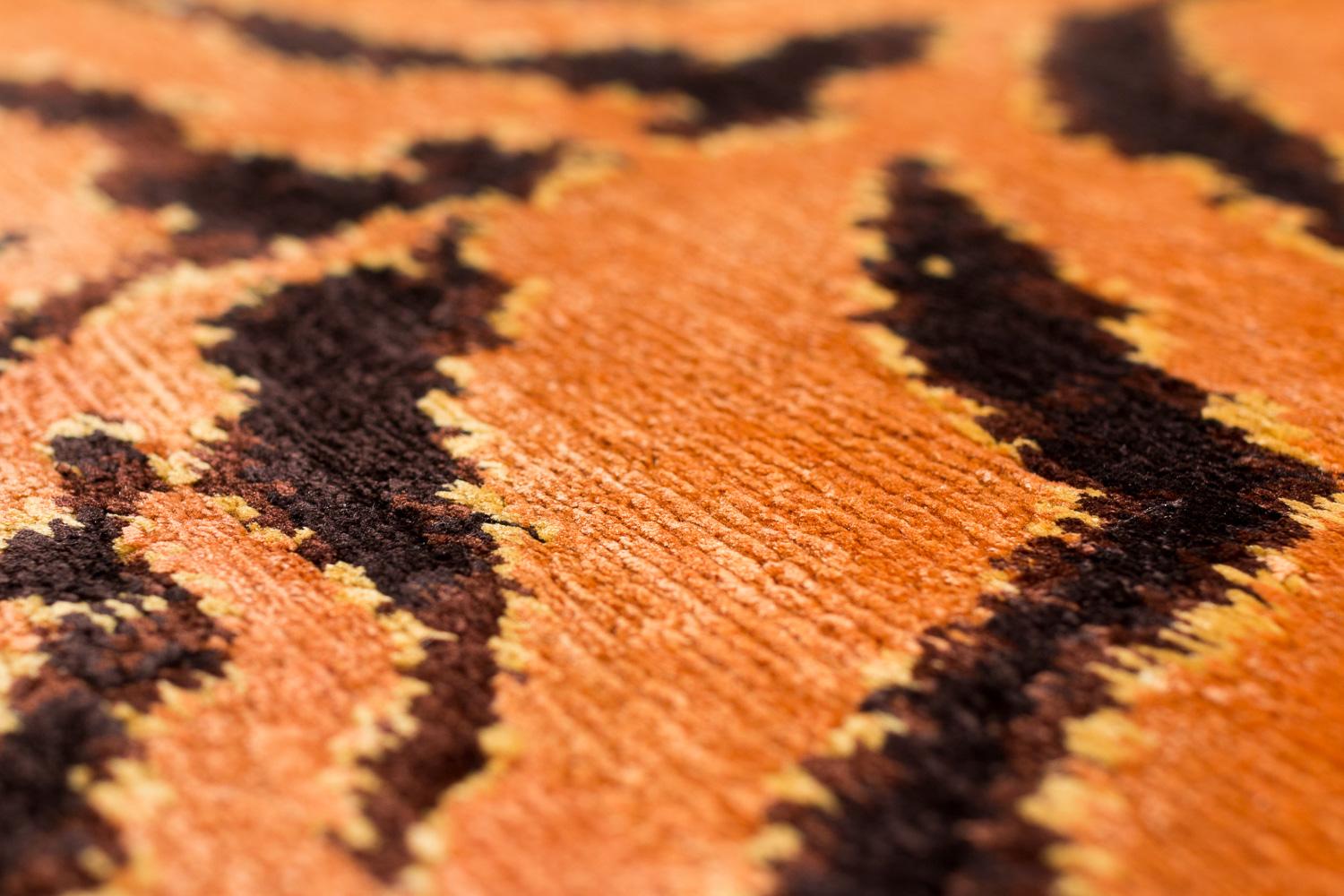 Tapis en soie fait à la main, imprimé animal caramel de tigre par Joseph Carini Neuf - En vente à New York, NY
