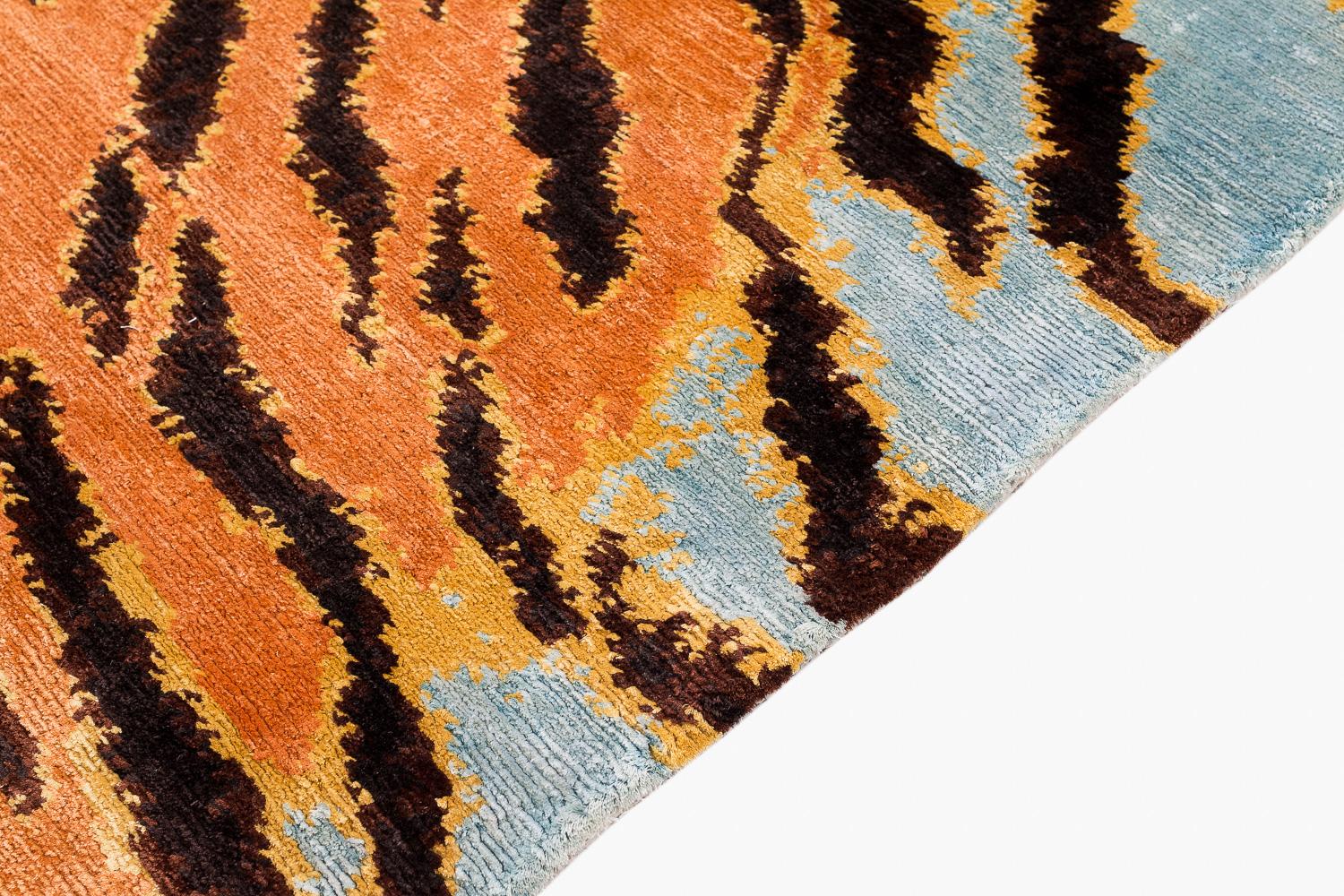 Soie Tapis en soie fait à la main, imprimé animal caramel de tigre par Joseph Carini en vente