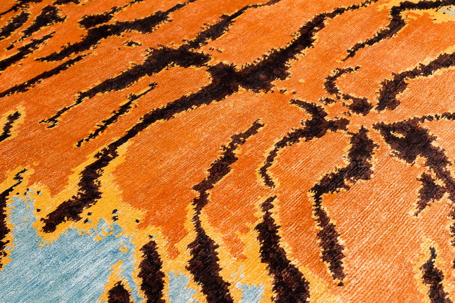 Tapis en soie fait à la main, imprimé animal caramel de tigre par Joseph Carini en vente 1